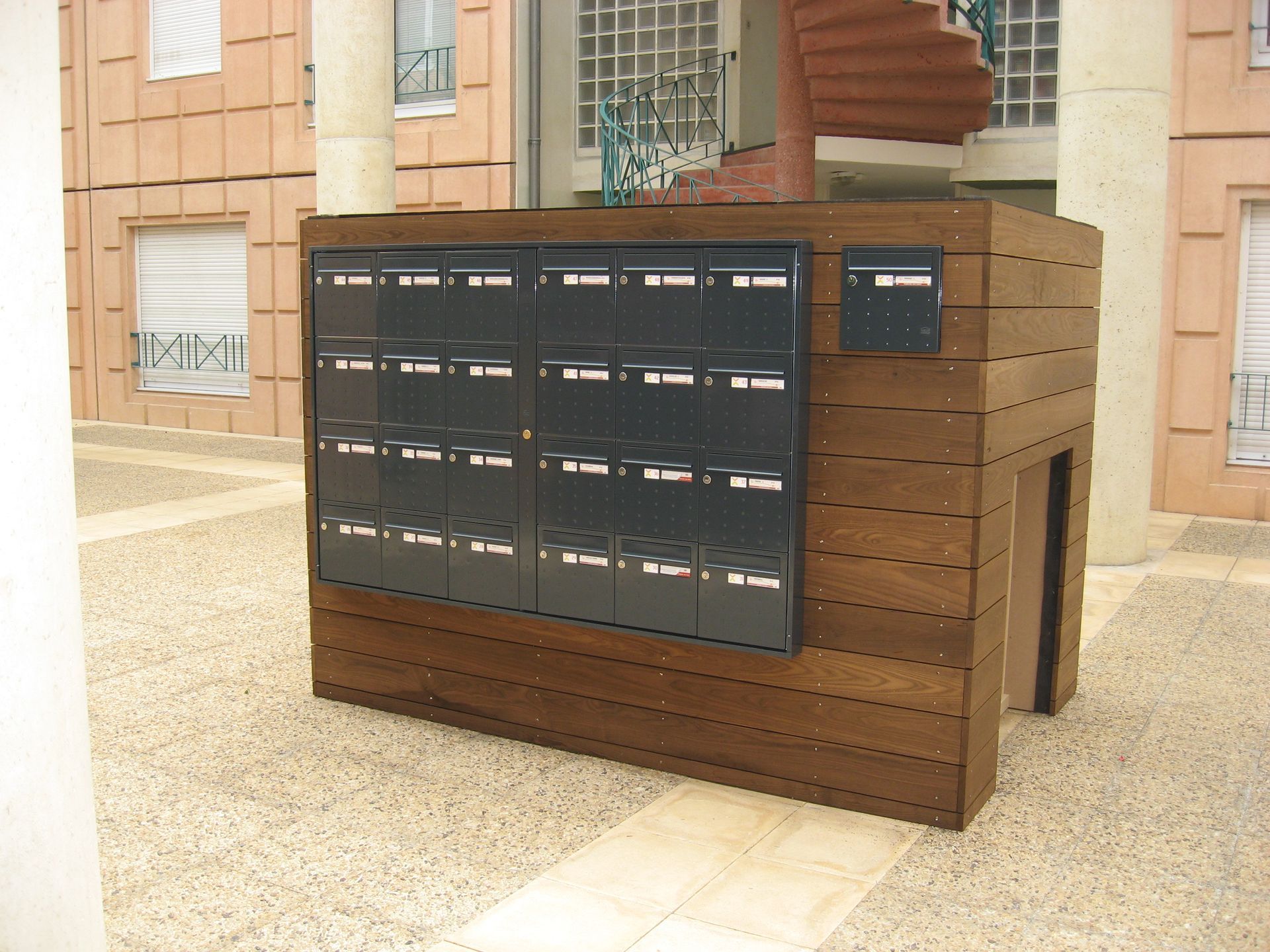 Structure en bois pour boîtes aux lettres