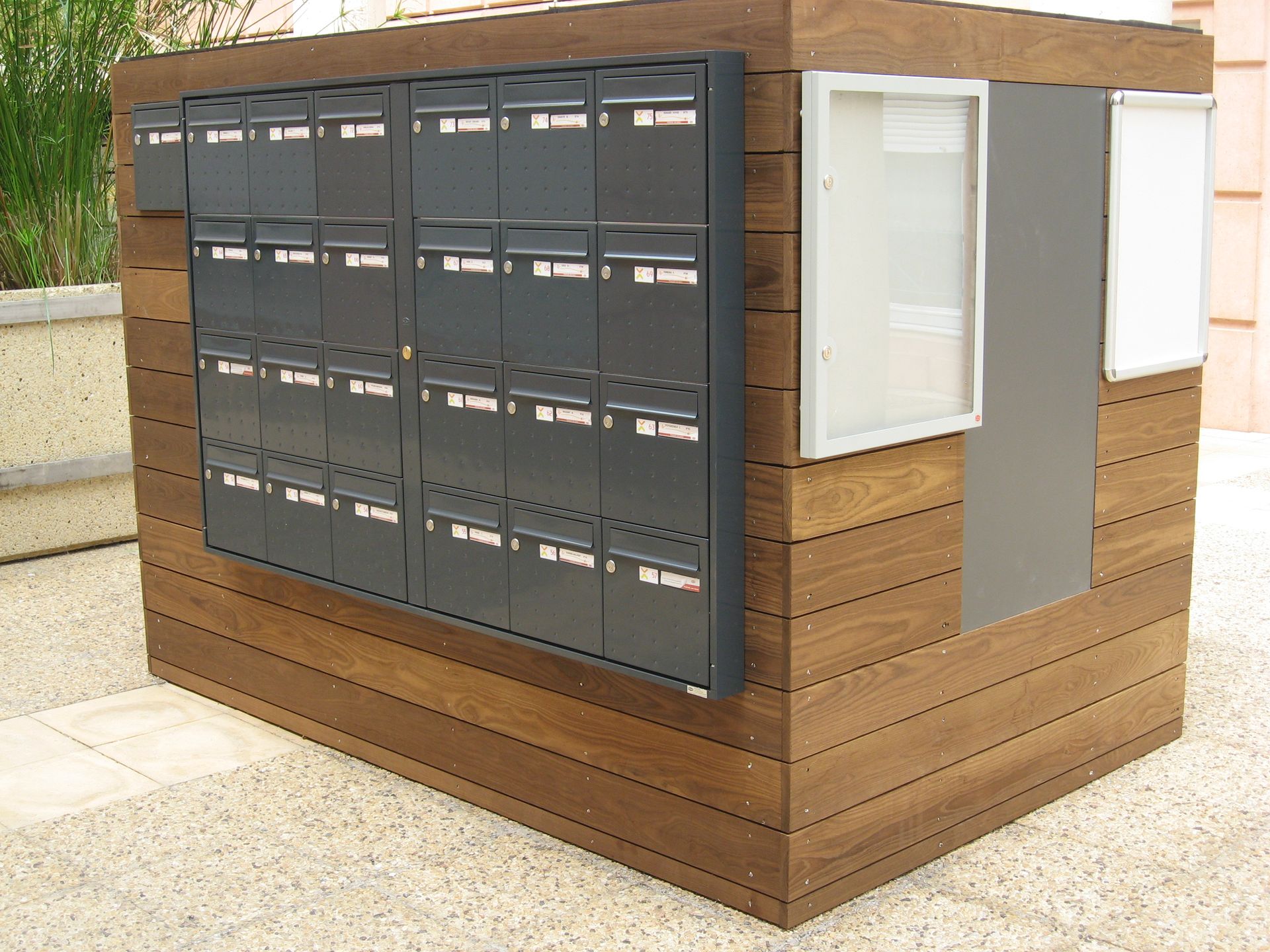 Boite aux lettres sur une structure en bois