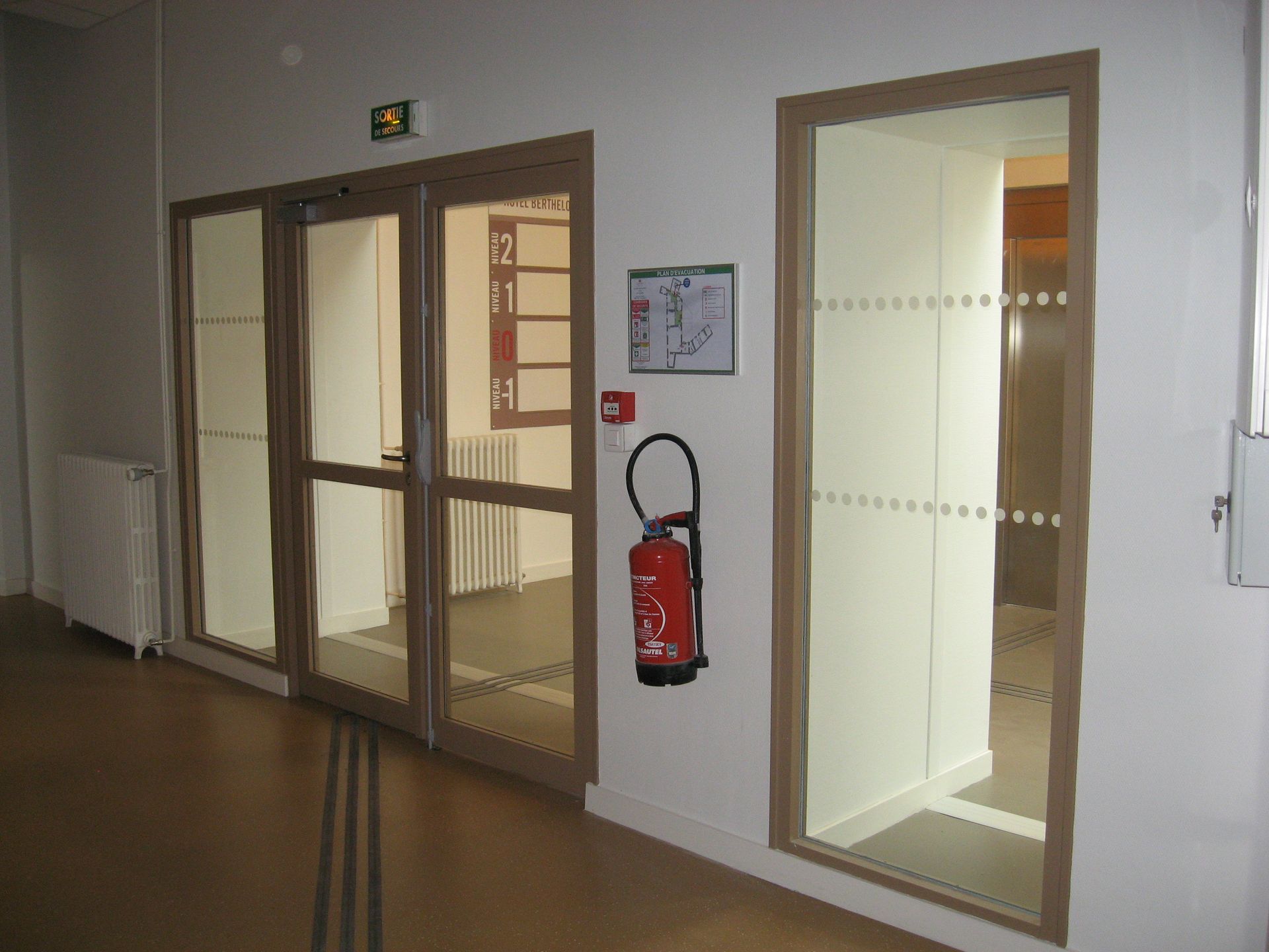 Porte technique pour bâtiment 