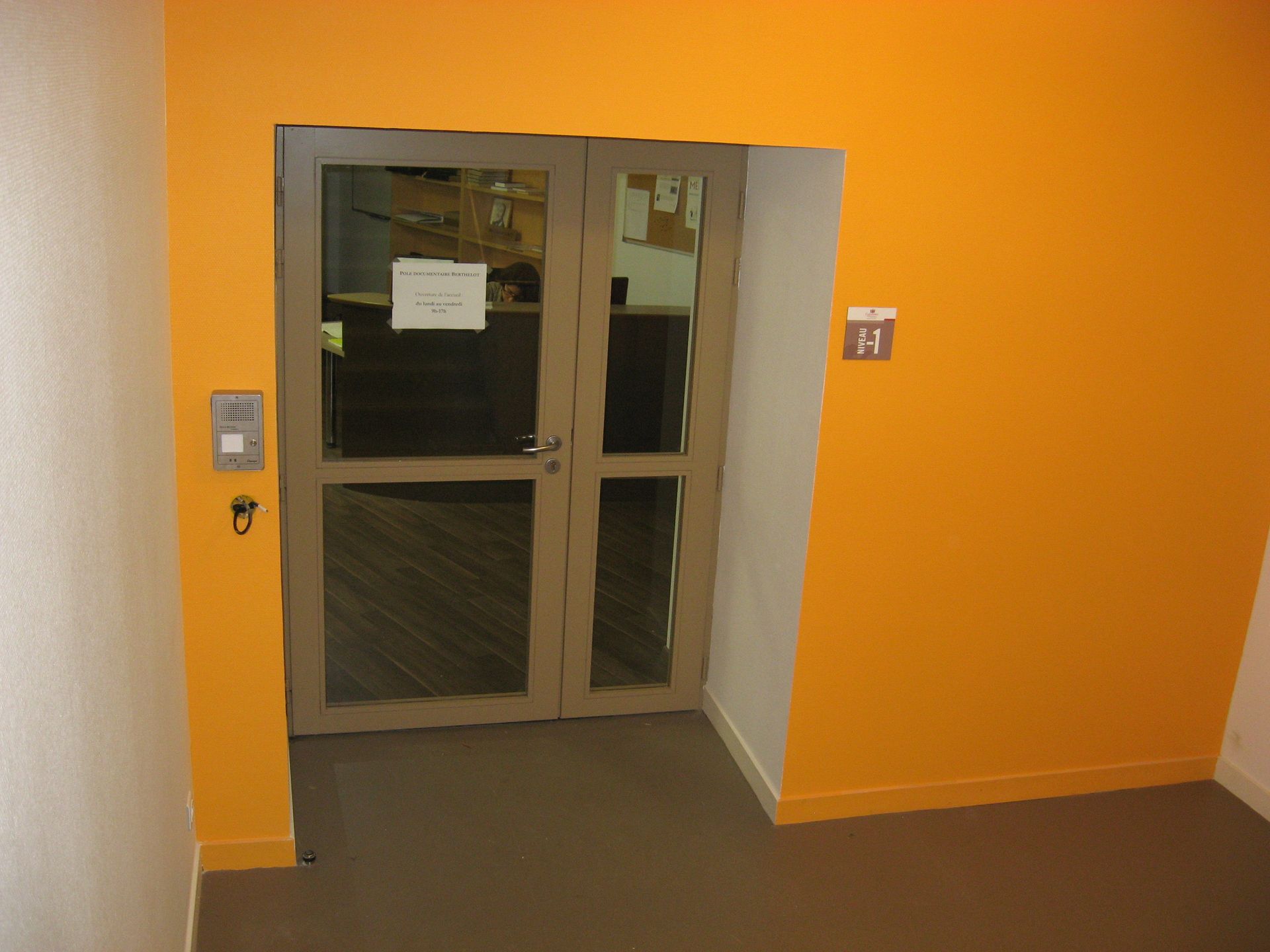 Porte marron avec mur jaune