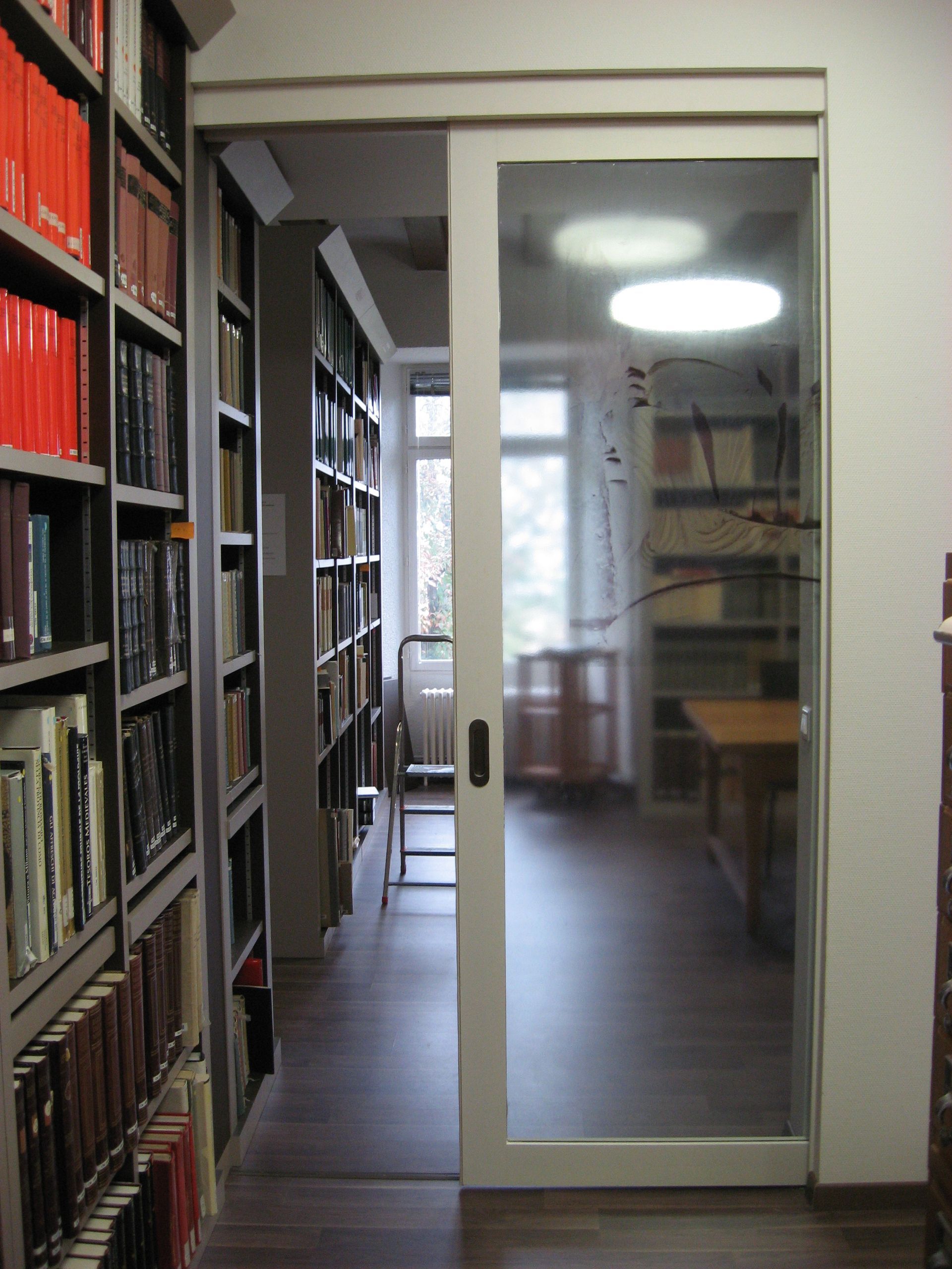 Porte technique entre-ouverte