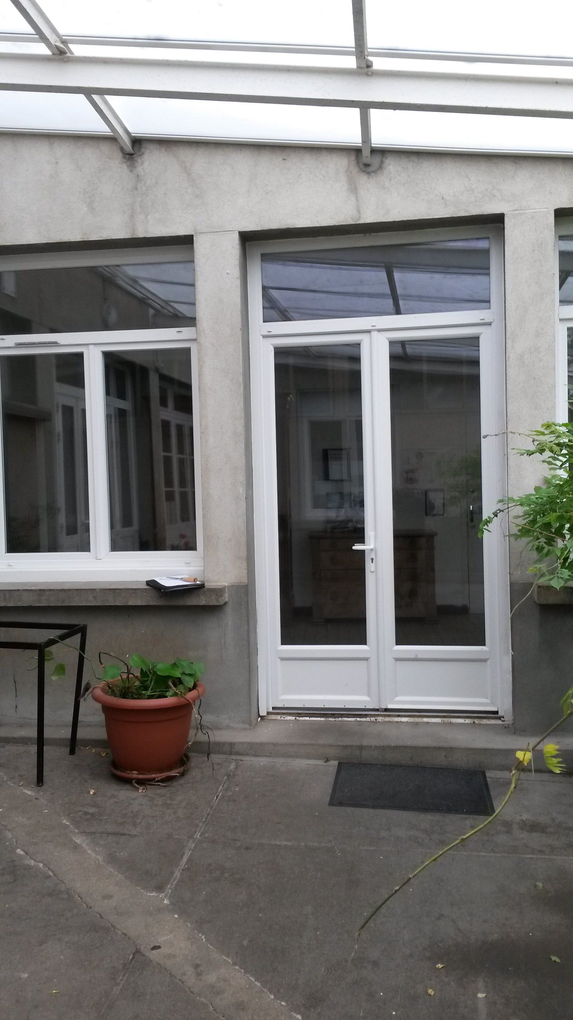 Porte et fenêtre en bois