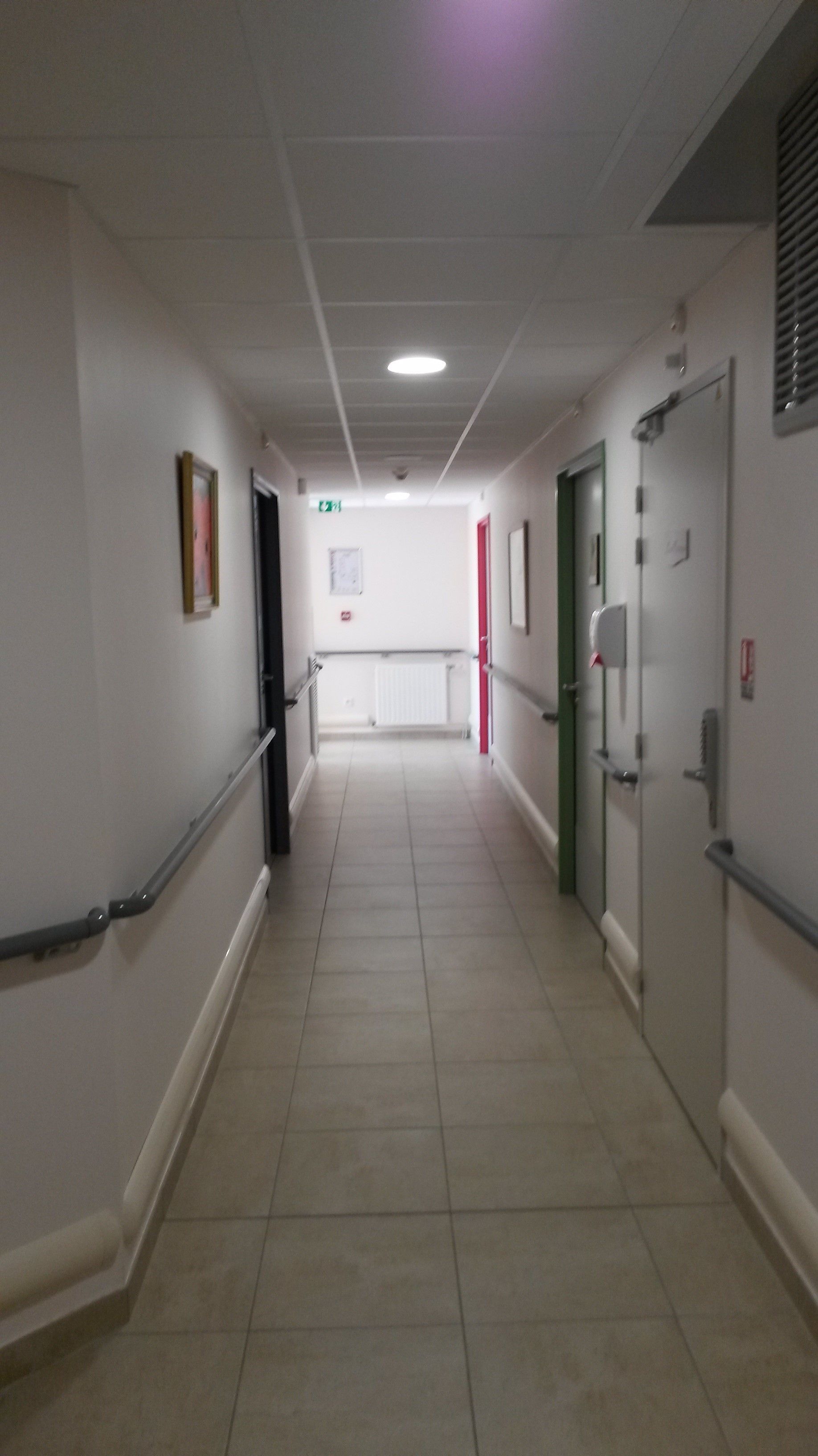 Mains courantes dans un couloir