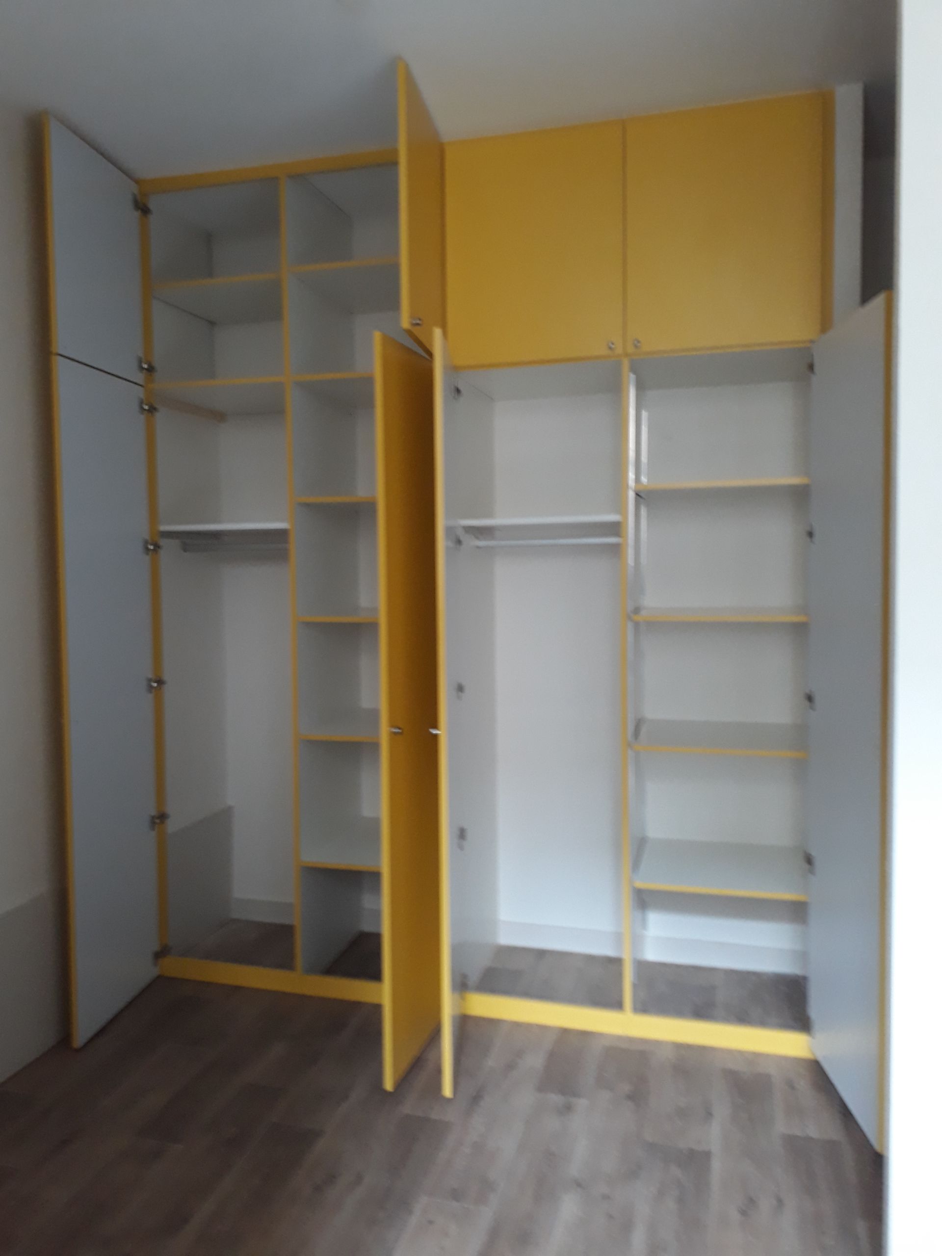 Rangement jaune en bois