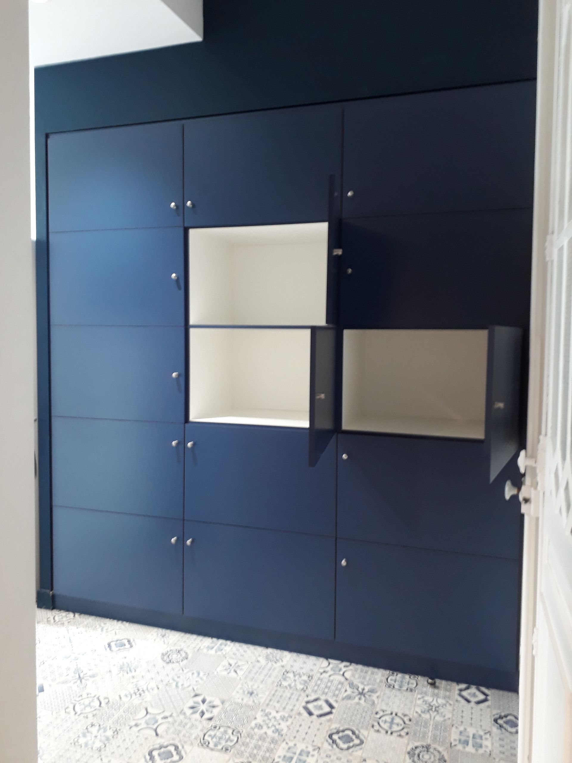 Rangement bleu en bois