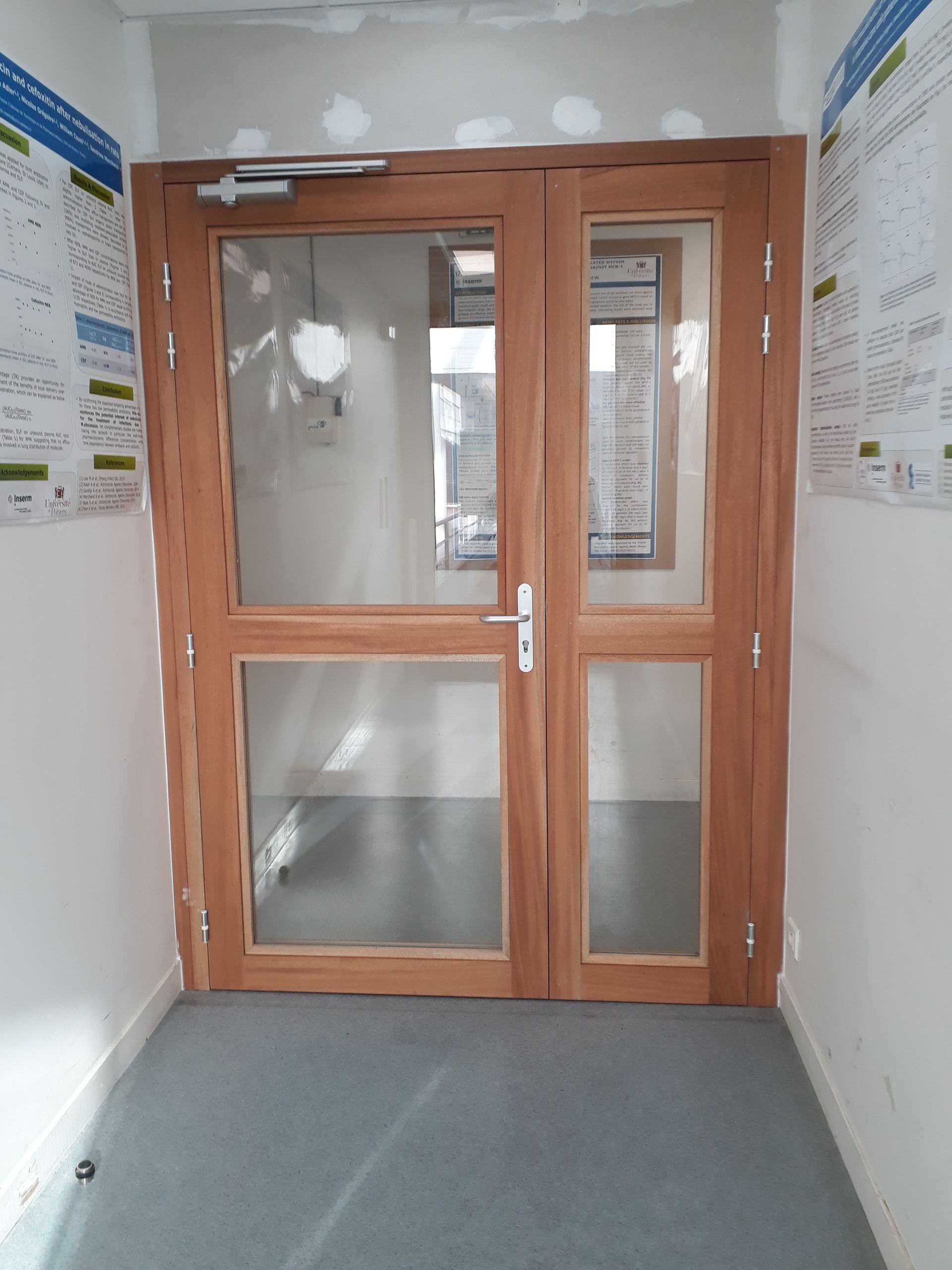 Porte technique en bois