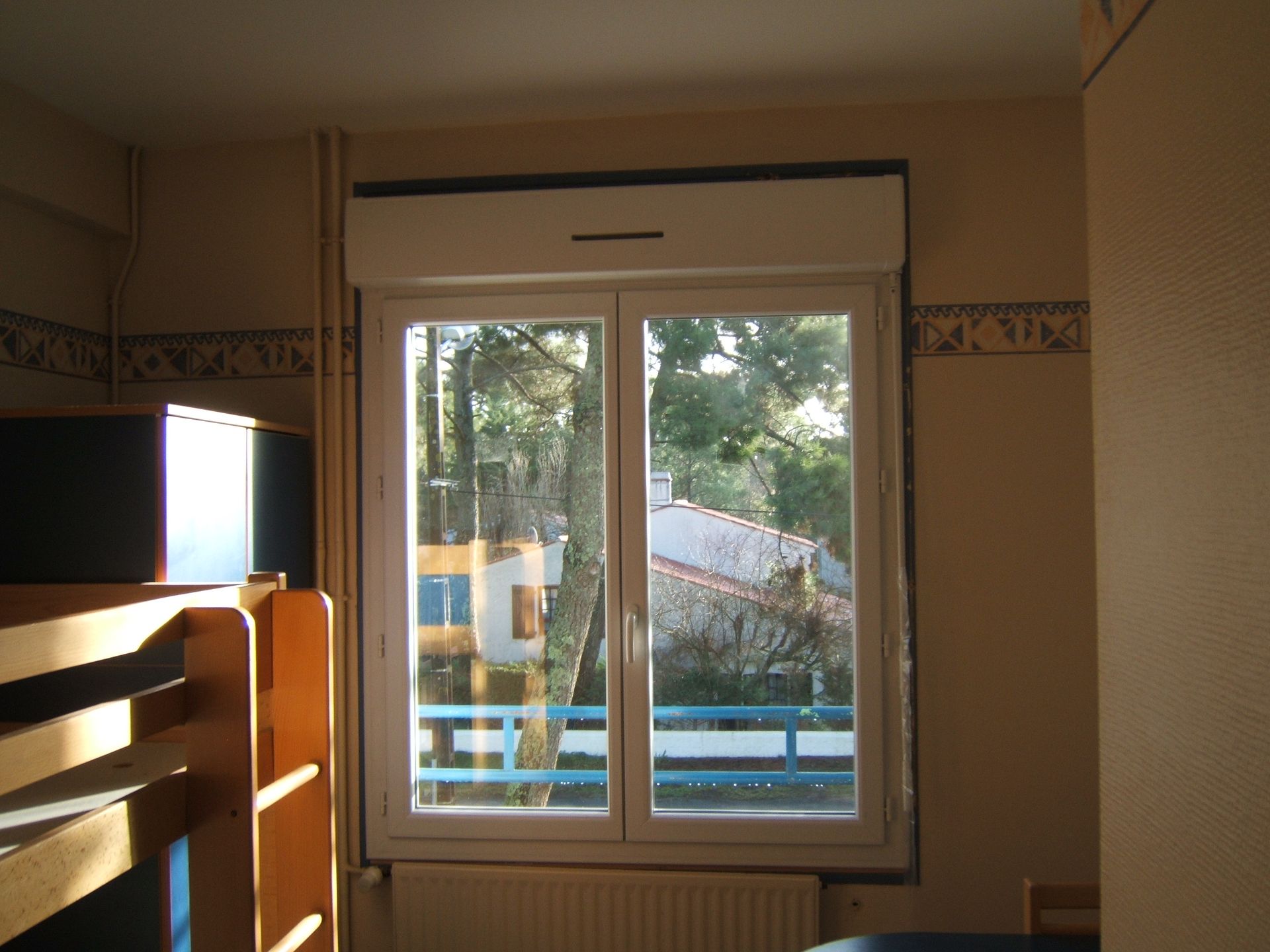 Fenêtre en bois vue de l'intérieur