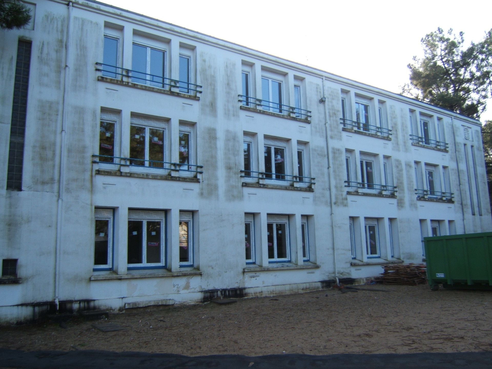 Porte et fenêtres en bois d'un bâtiment