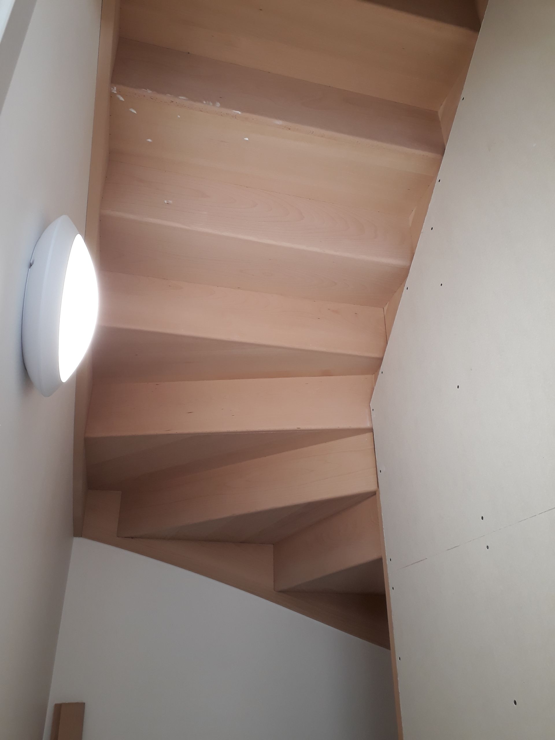 Escaliers avec un luminaire