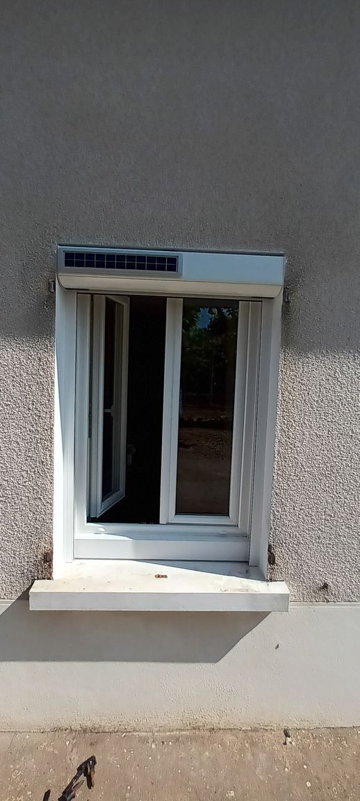 Porte-fenêtre avec un volet roulant