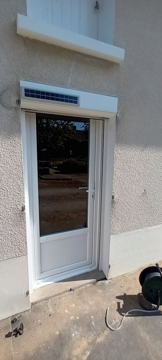 Volets roulants sur une porte-fenêtre