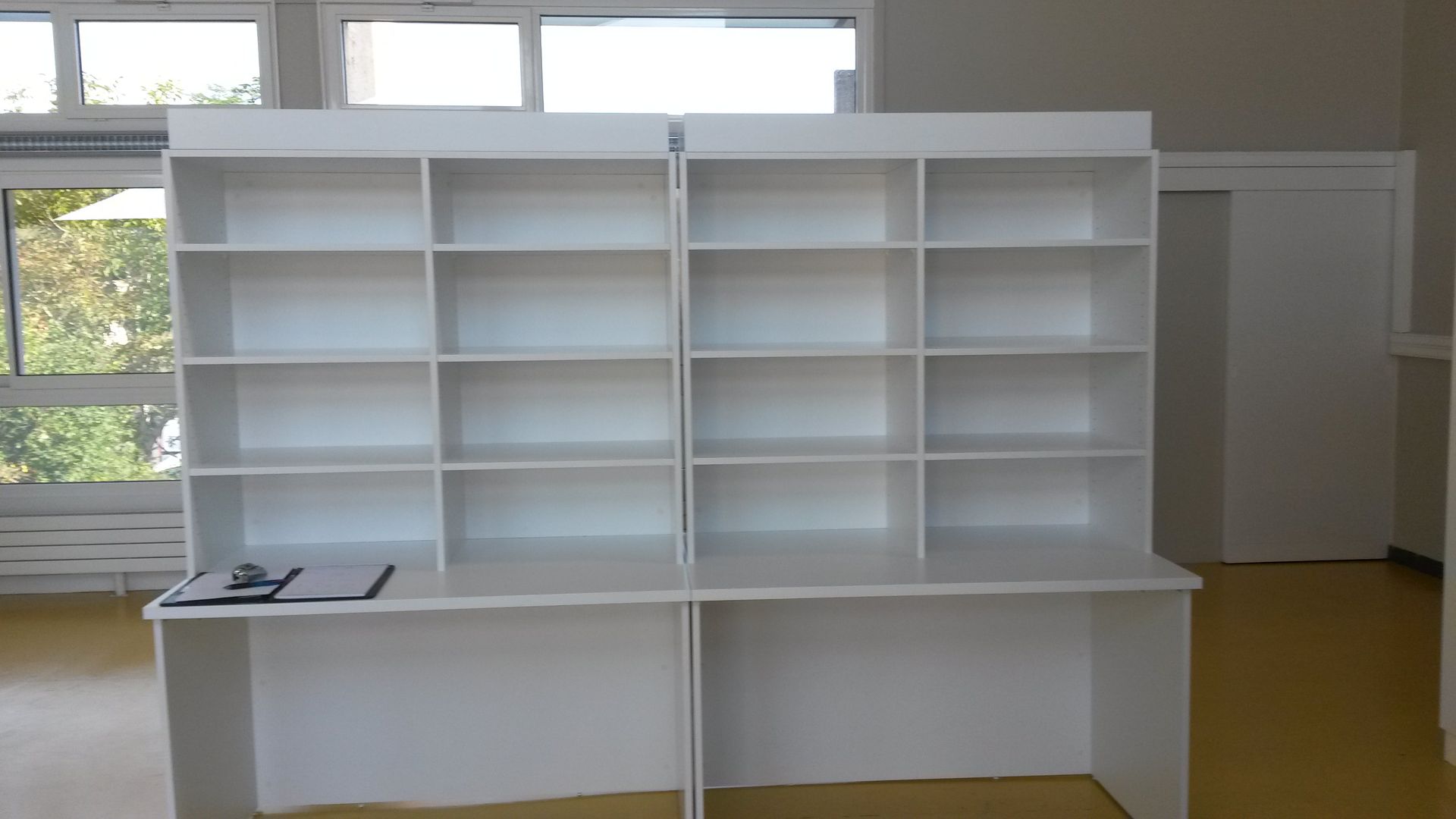 Bureau en bois avec rangements