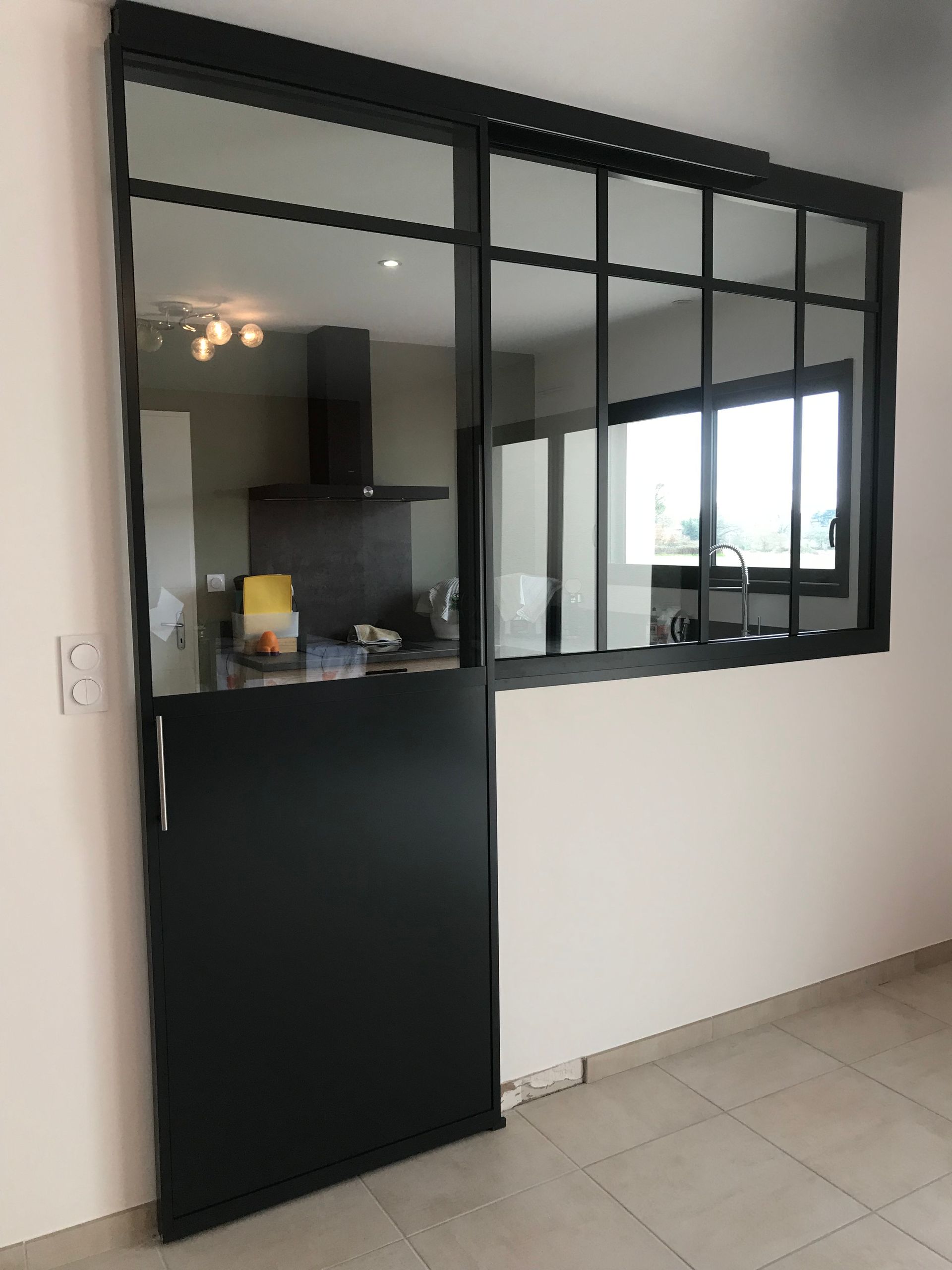 Verrière d'atelier noire avec porte