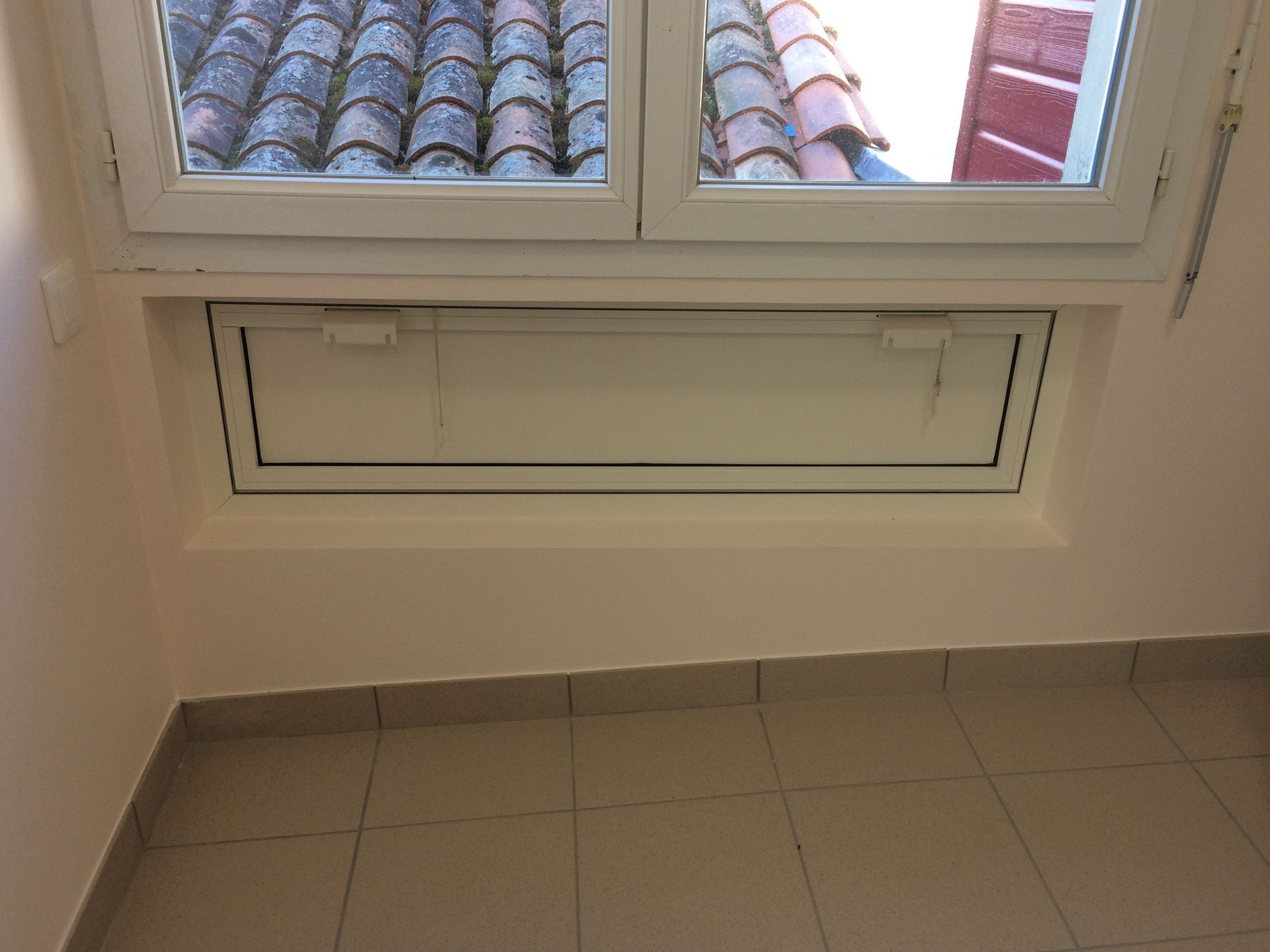 Fenêtre de désenfumage blanche