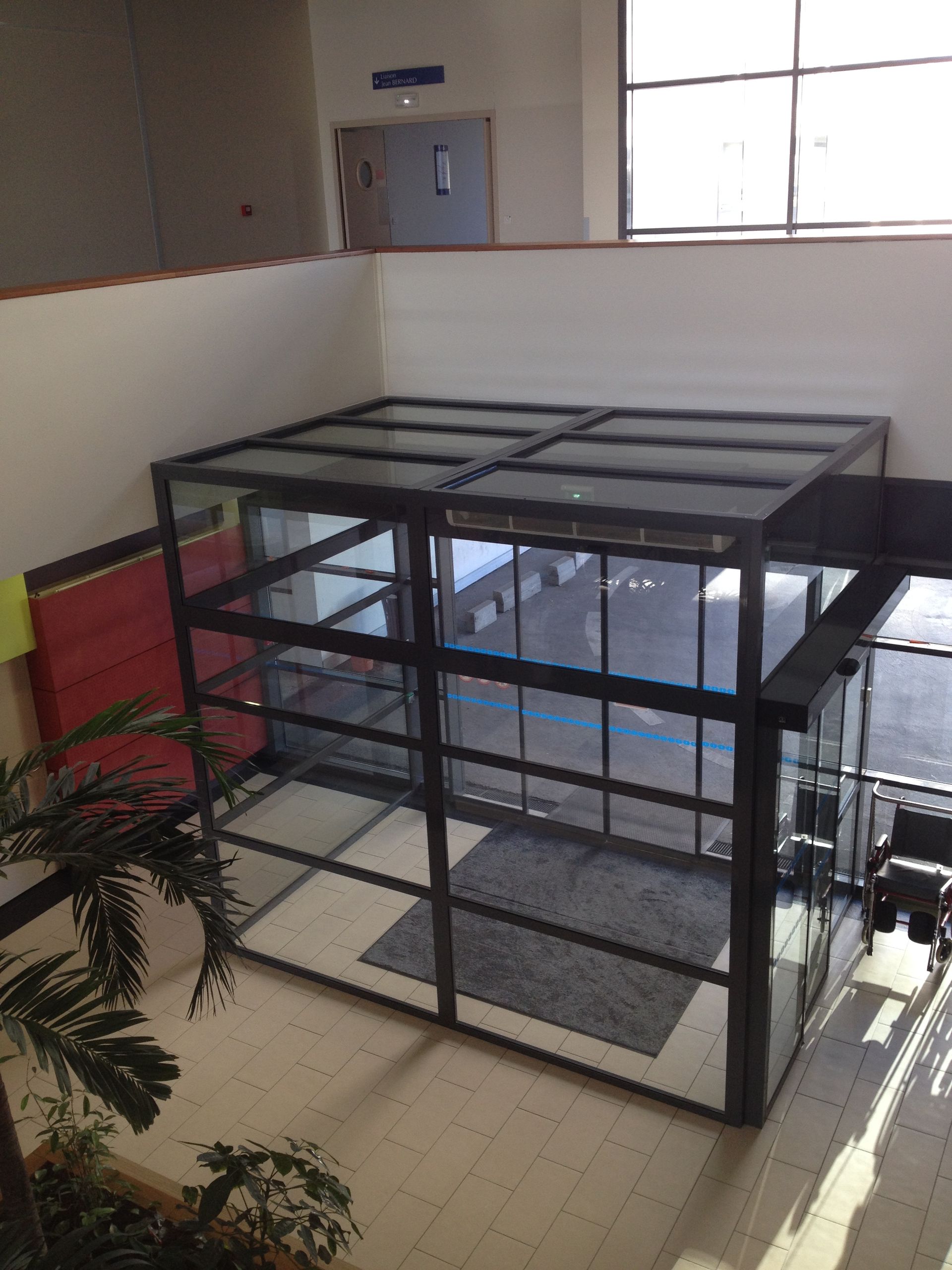 Porte télescopique automatique dans un lieu public