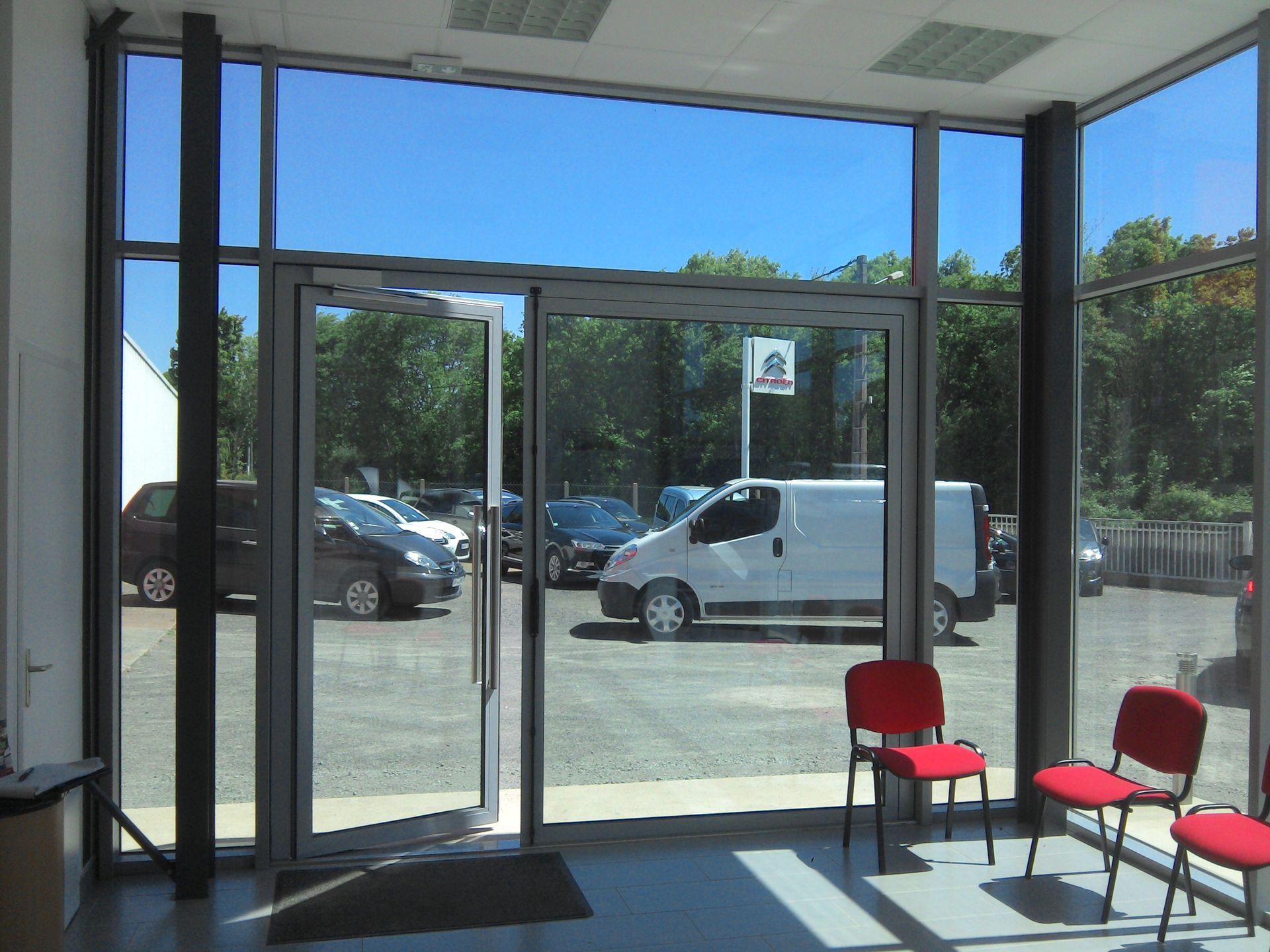 Porte battante en aluminium