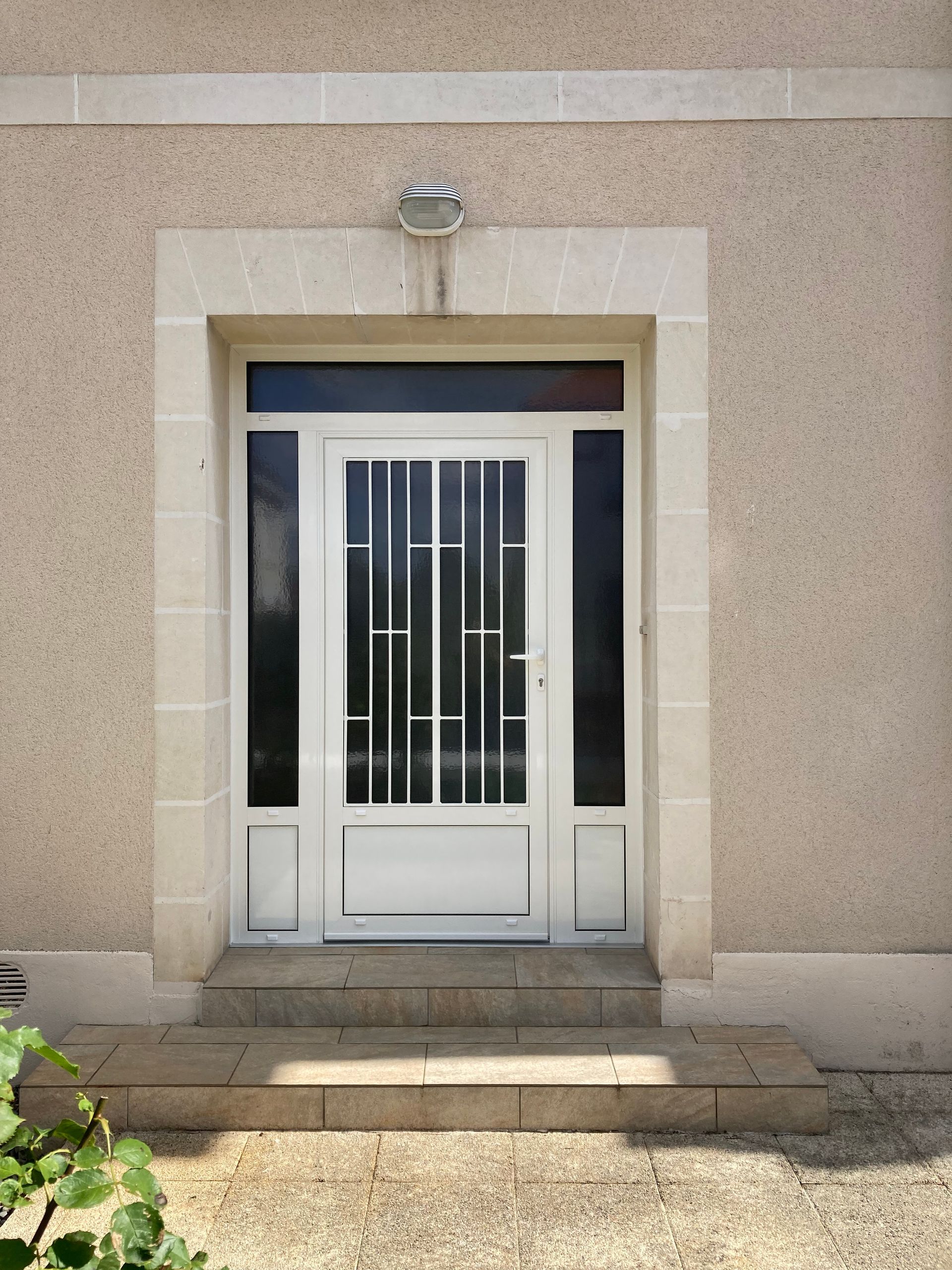 Porte d'entrée blanche en aluminium