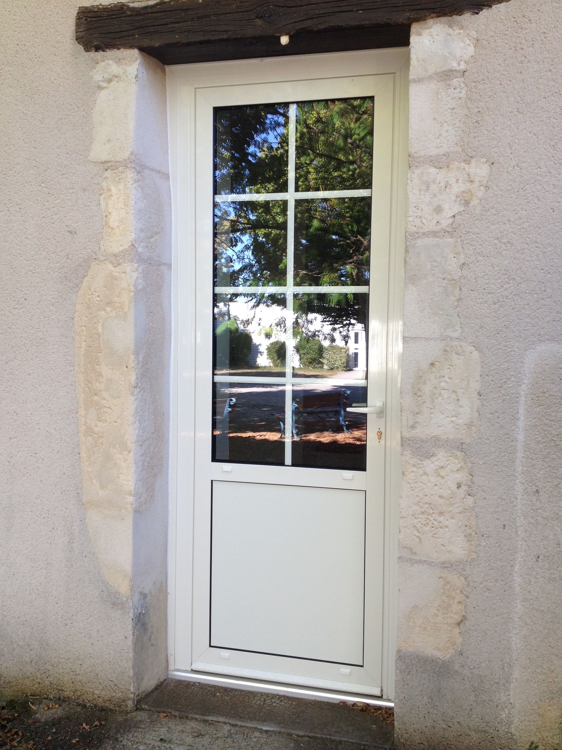 Porte d'entrée blanche avec six carreaux