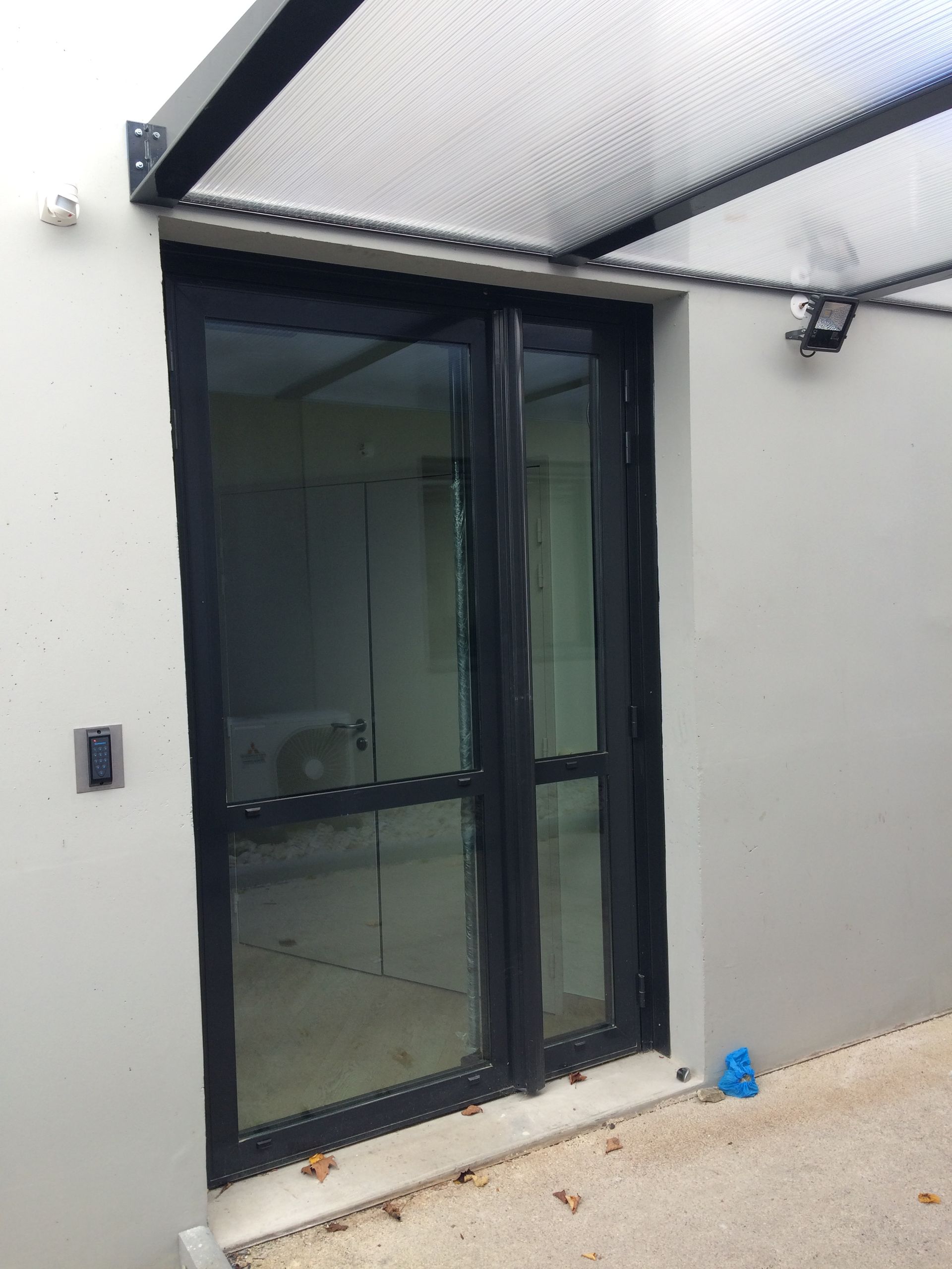 Porte en aluminium noire