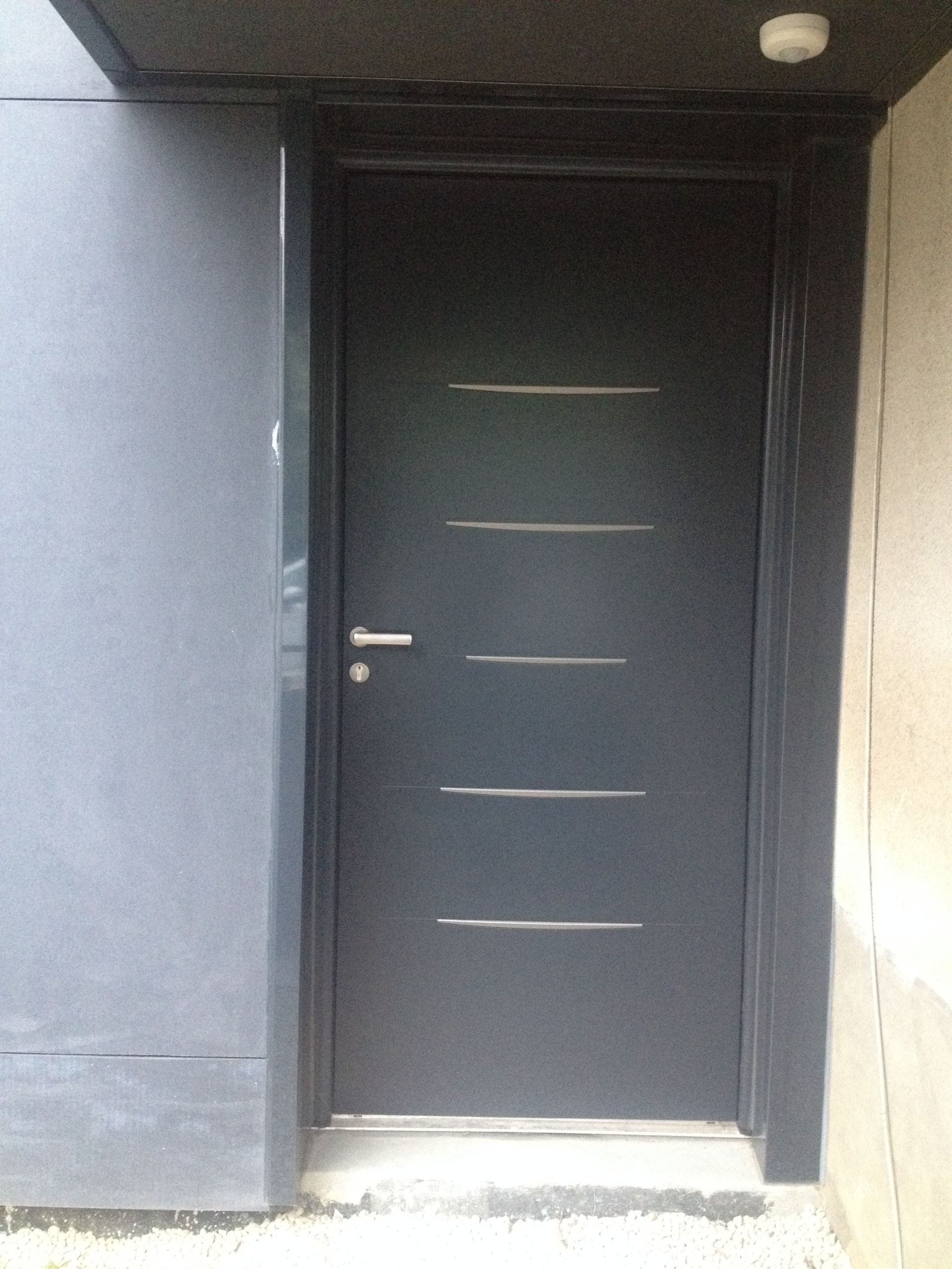 Porte en aluminium de couleur grise