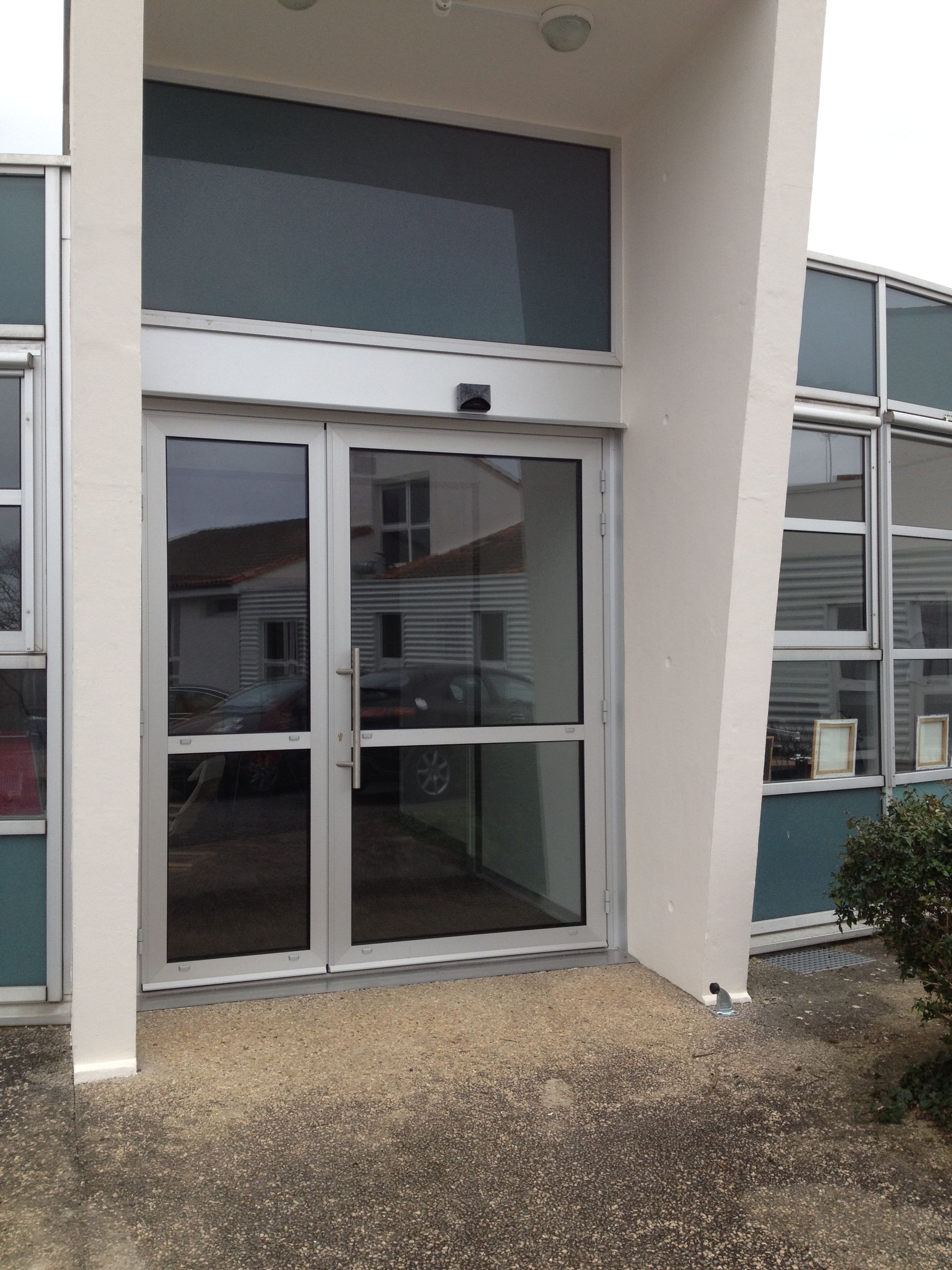 Porte d'entrée en aluminium vue de l'extérieur