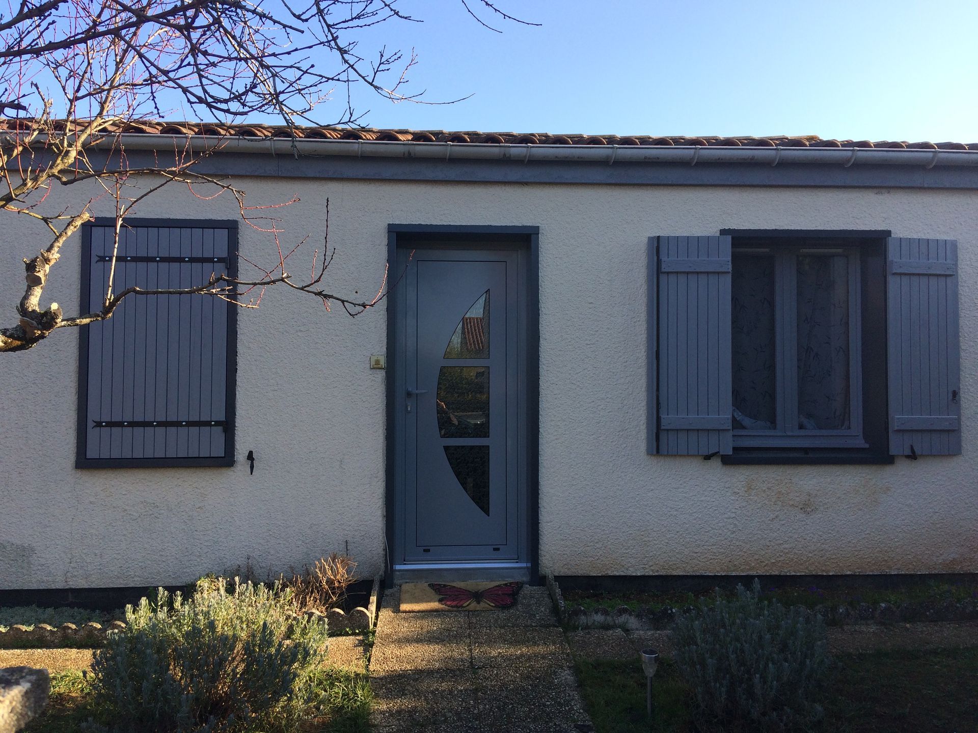 Porte d'entrée moderne en aluminium