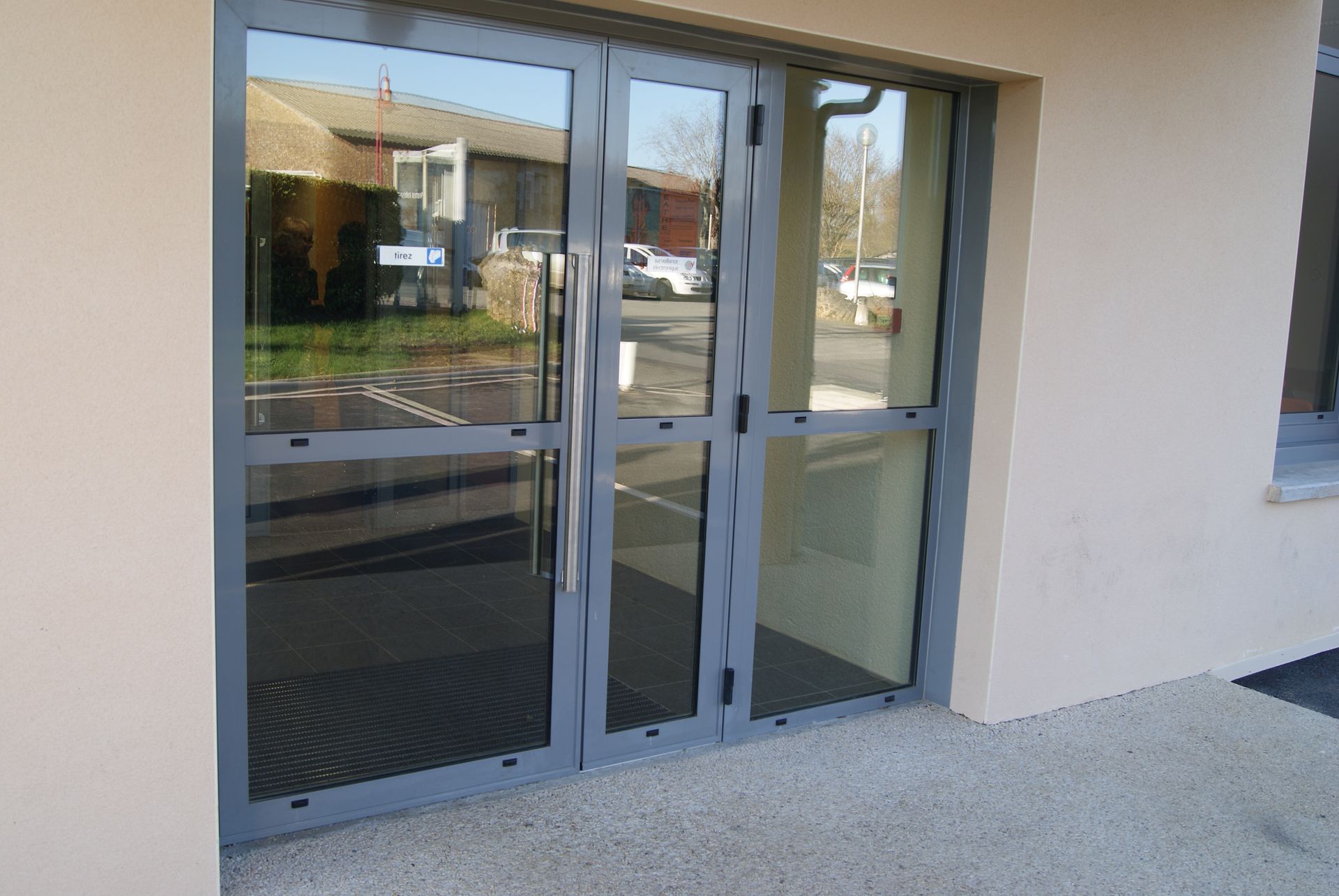 Large porte d'entrée en aluminium