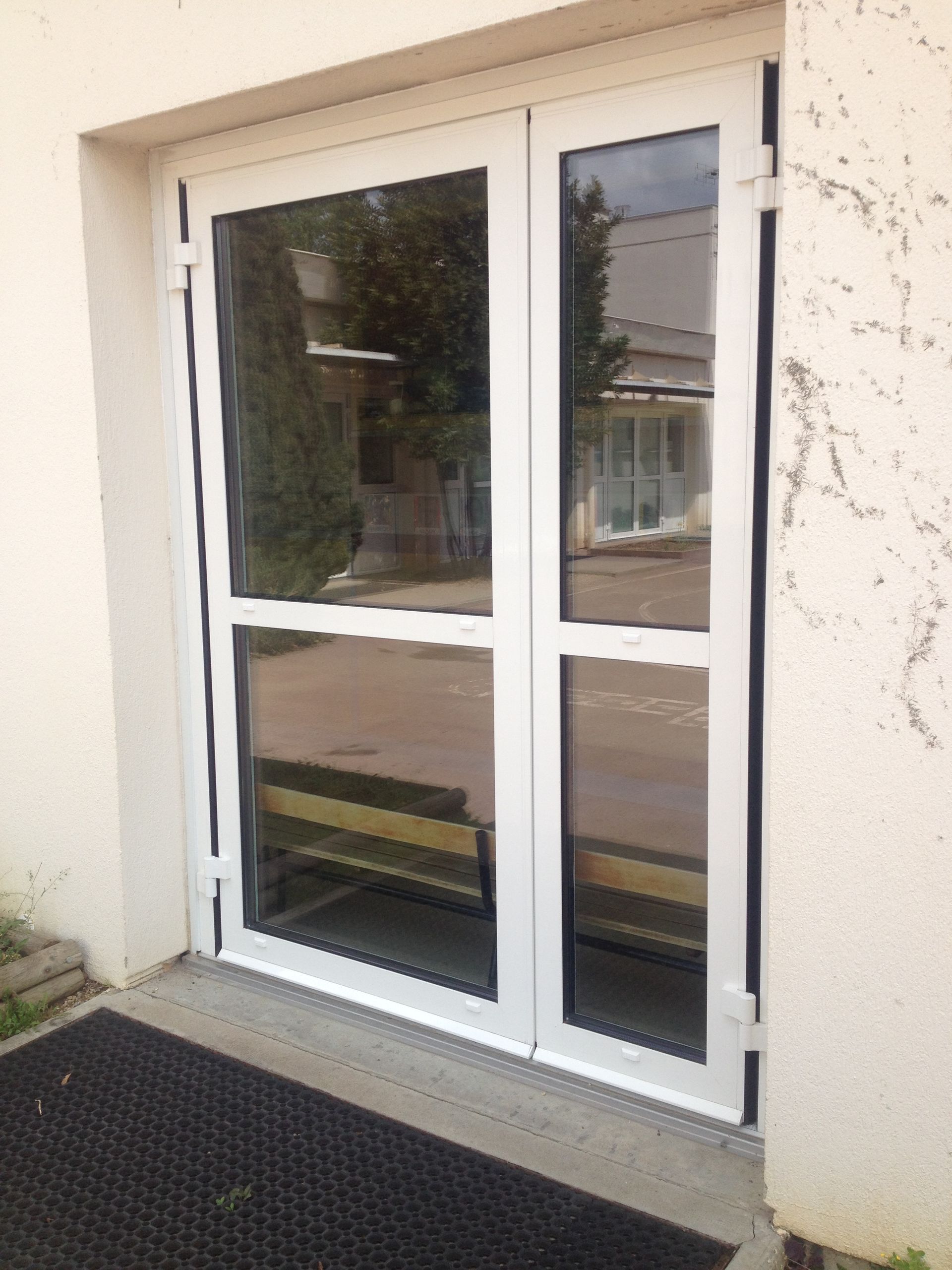 Porte d'entrée blanche avec du vitrage