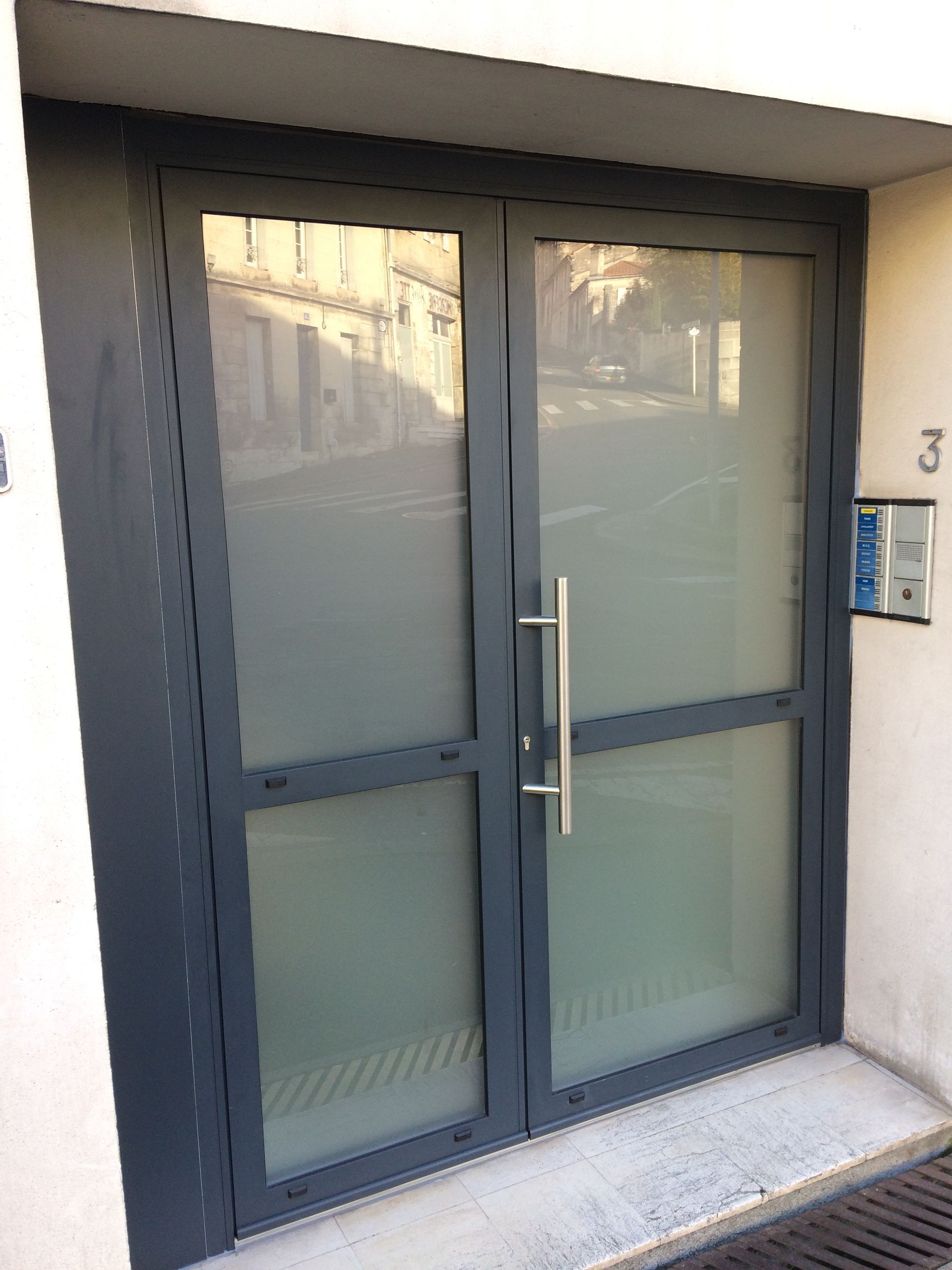 Porte d'entrée avec fenêtres teintées