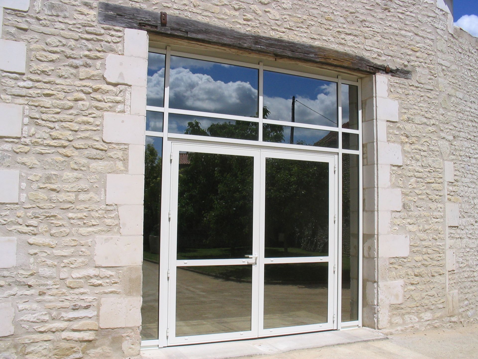 Large porte d'entrée en aluminium