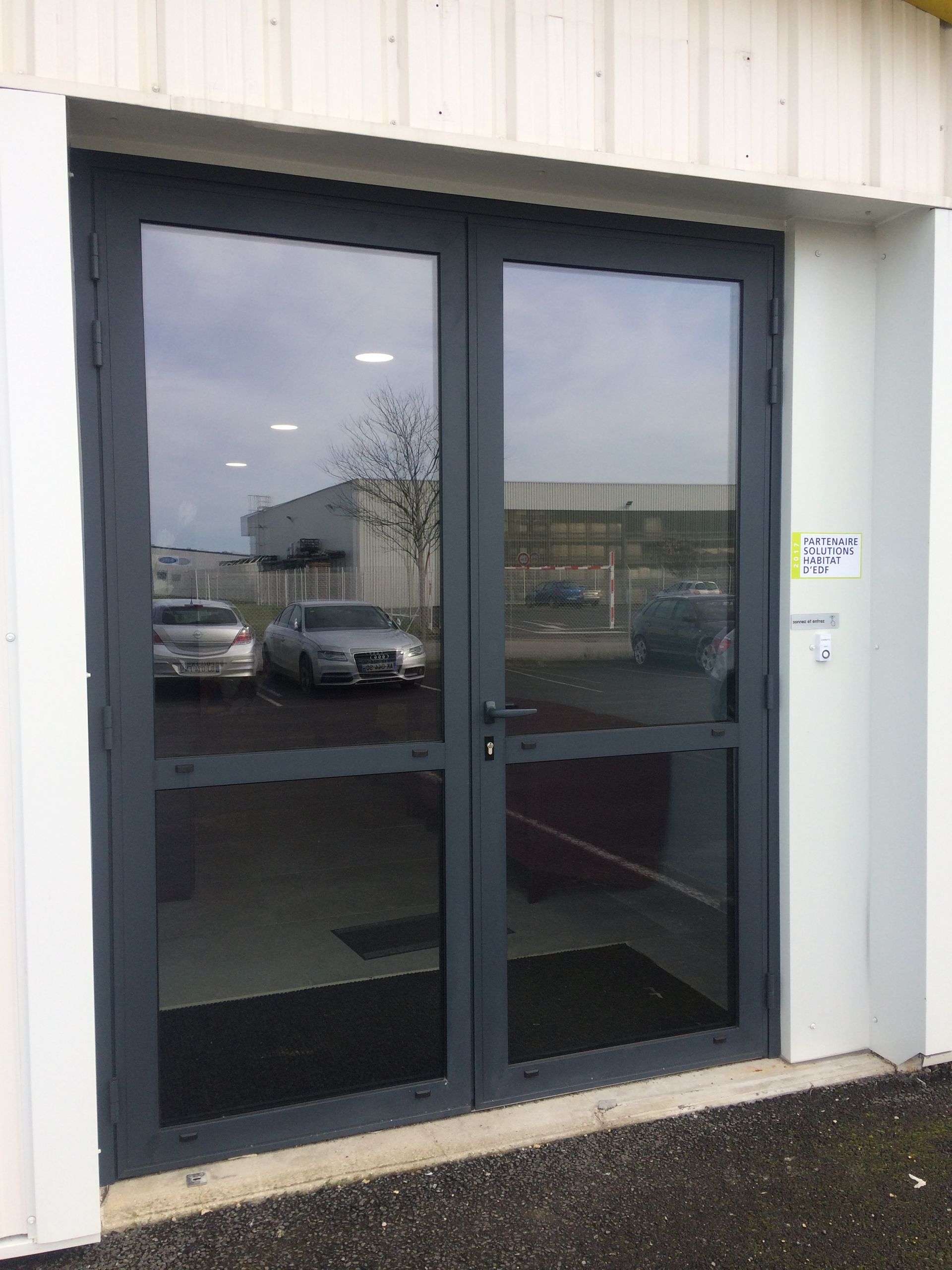 Porte en aluminium grise foncée