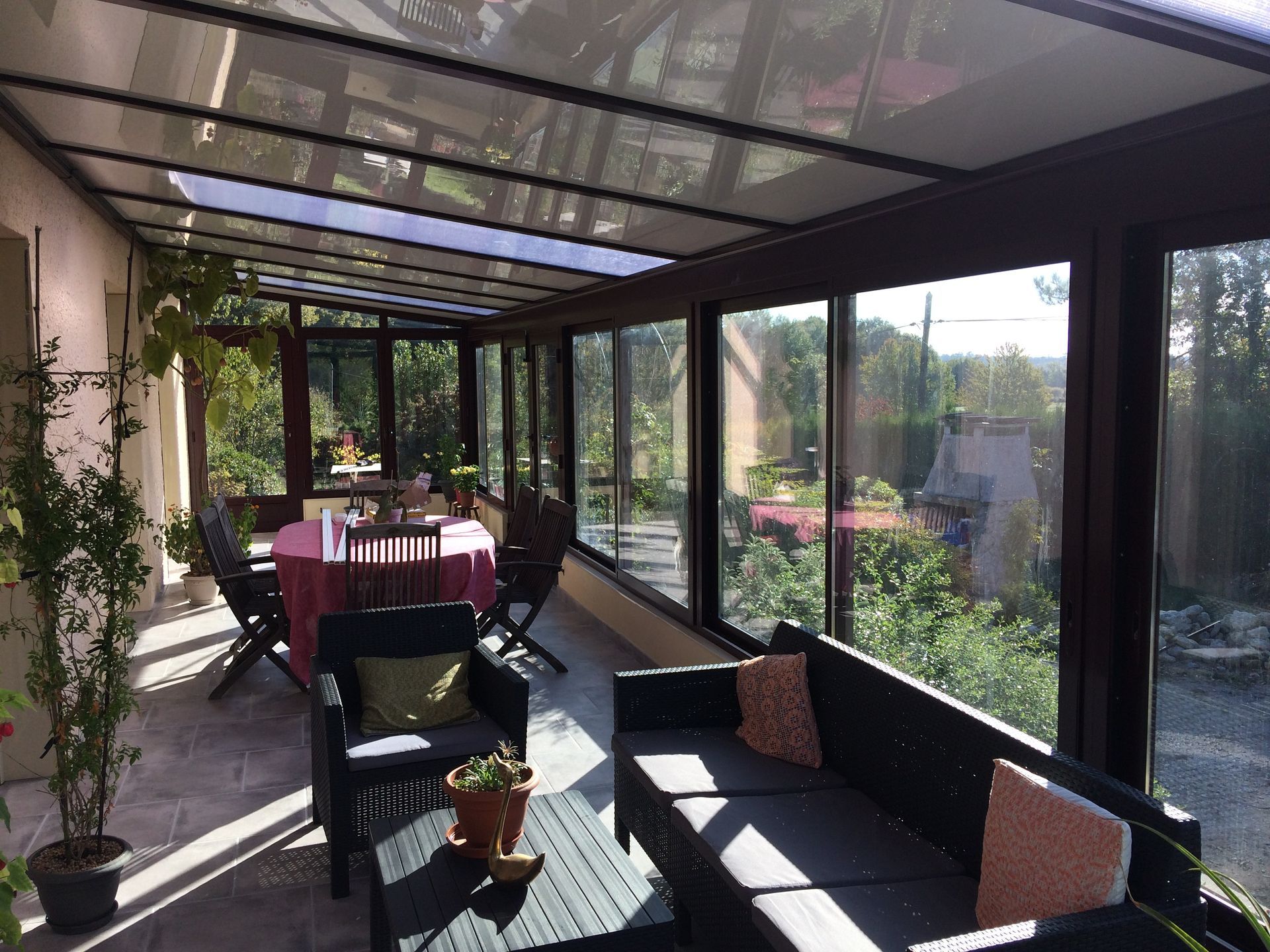 Véranda avec un coin salon et une table