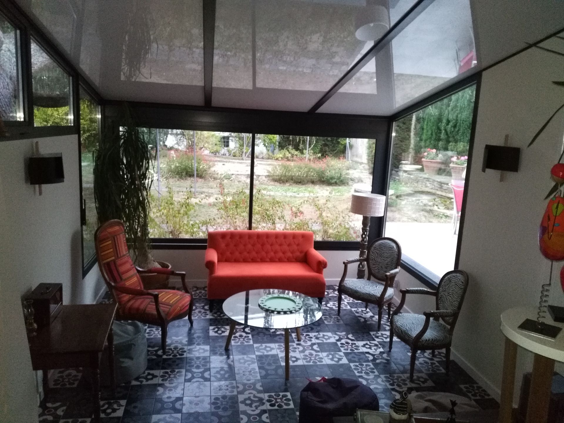 Véranda avec un canapé orange