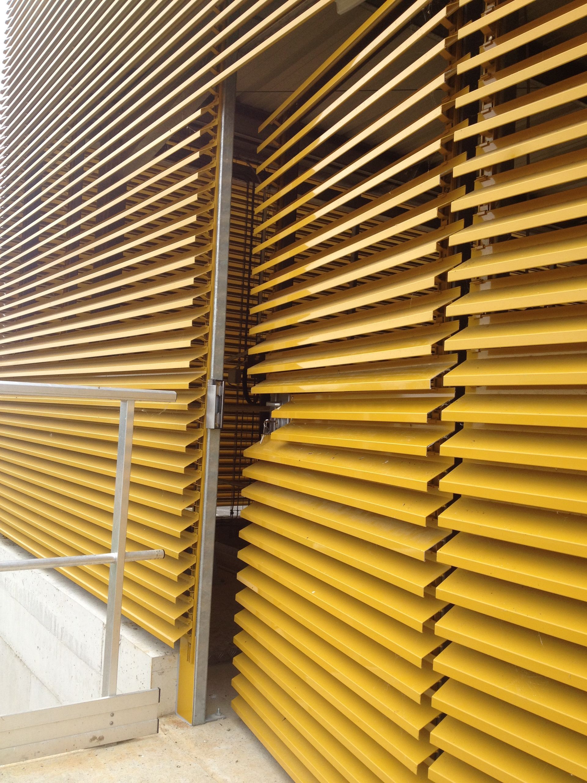Brise-soleil en aluminium peint en jaune