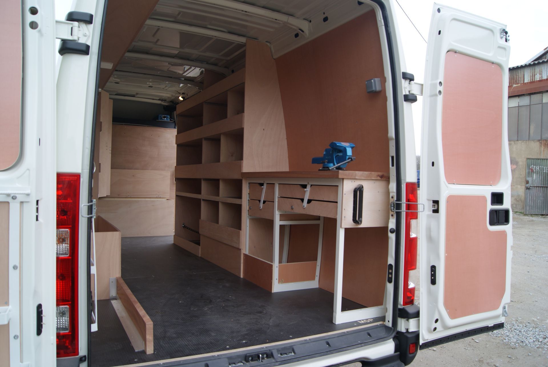 Vue de l'extérieur de l'aménagement d'un véhicule