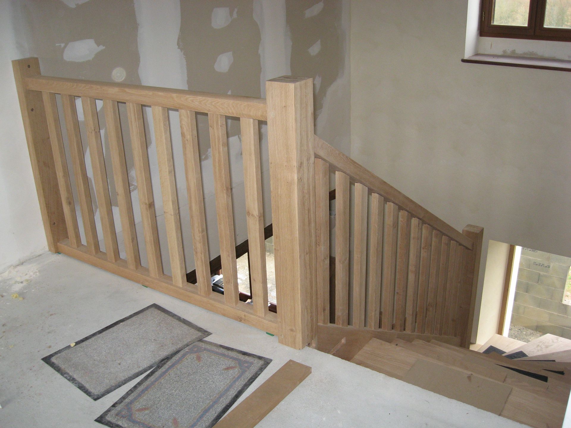 Escaliers en bois et murs en travaux