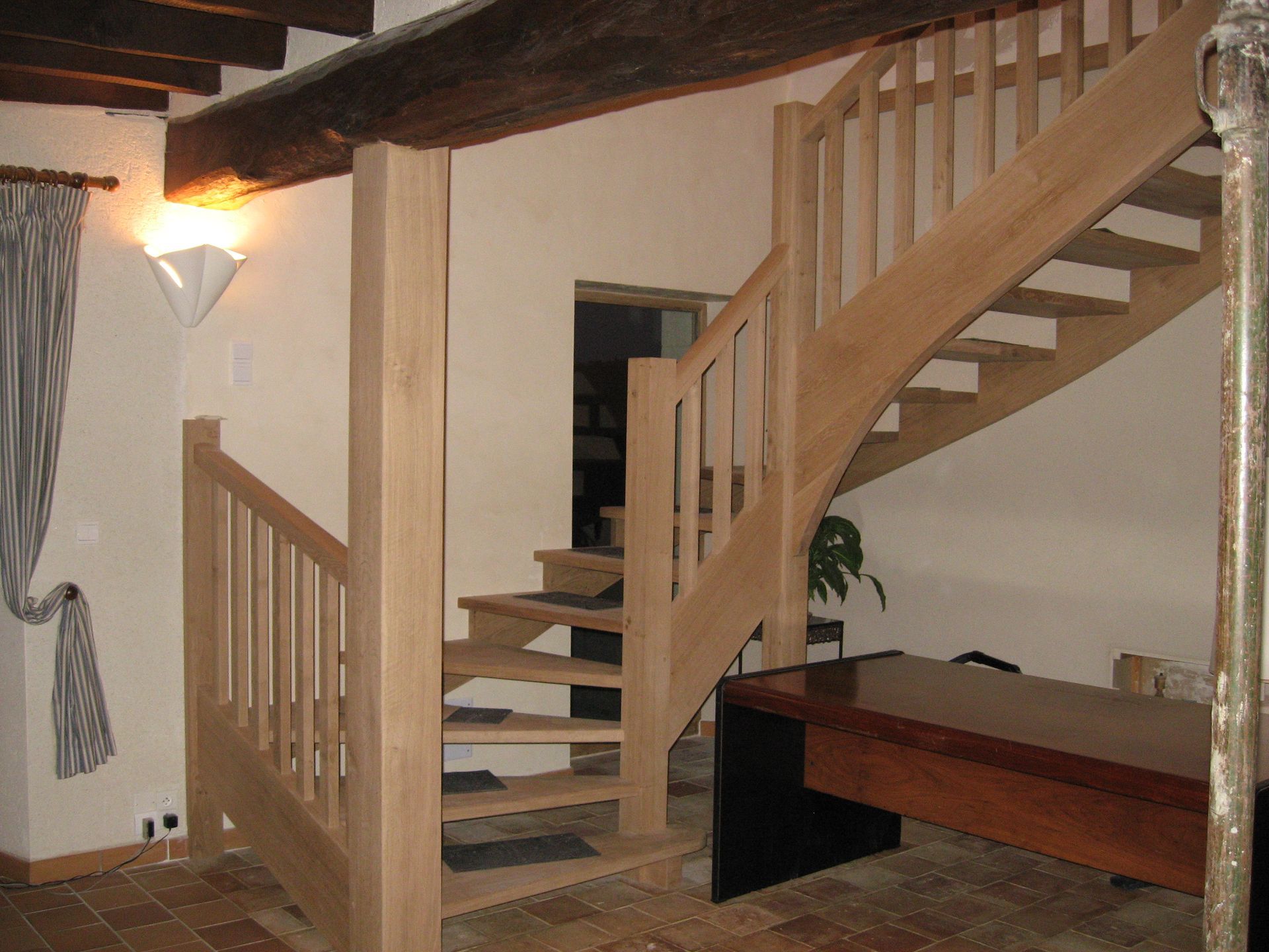 Escaliers qui donnent sur un salon