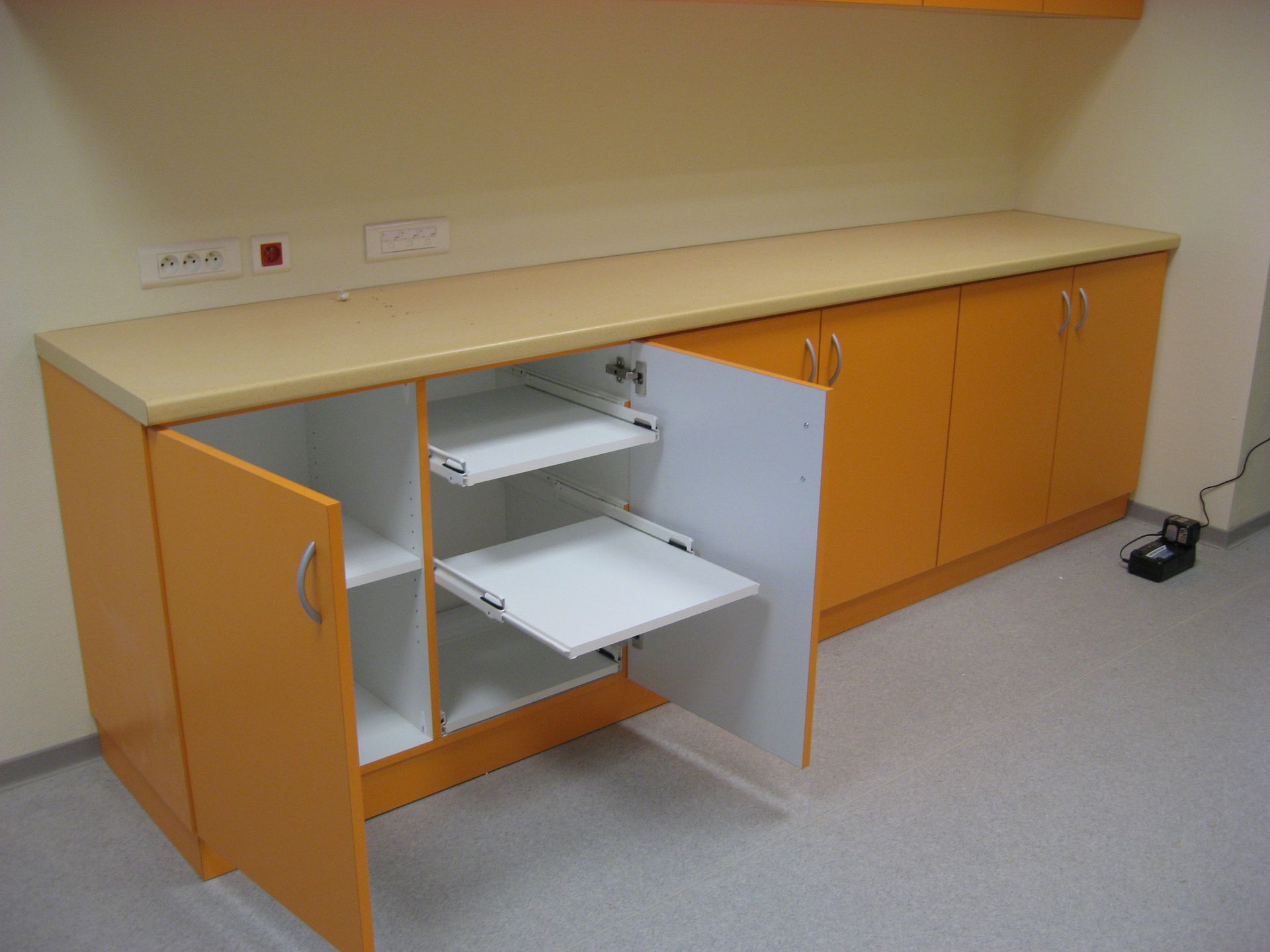 Placard en bois ouvert