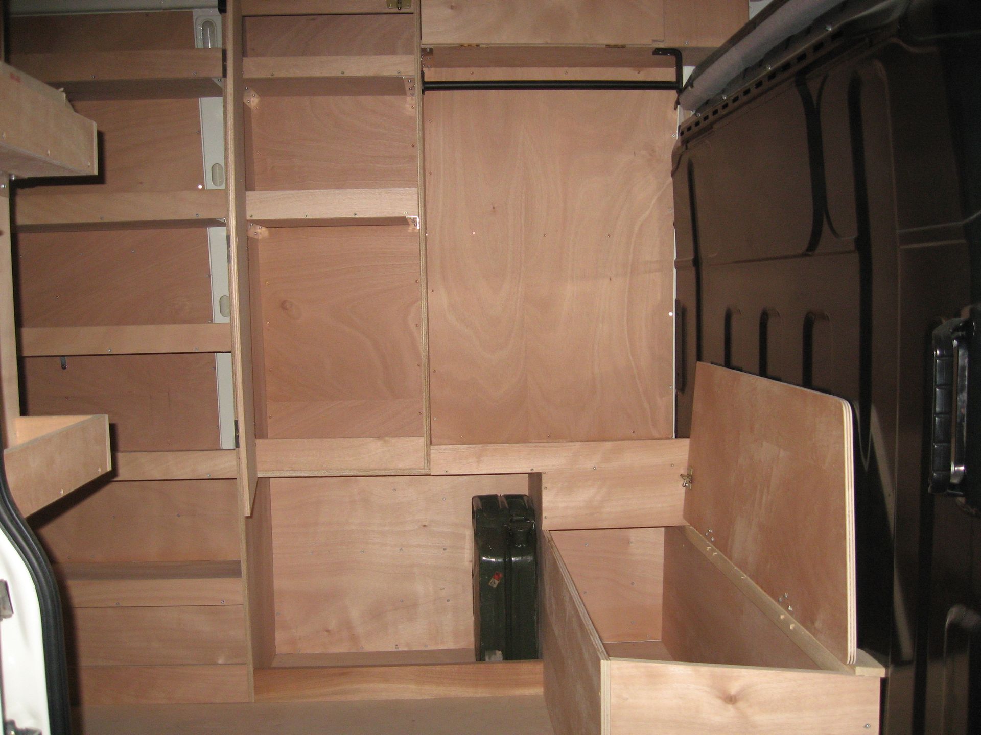 Travaux d'aménagement intérieur de véhicule