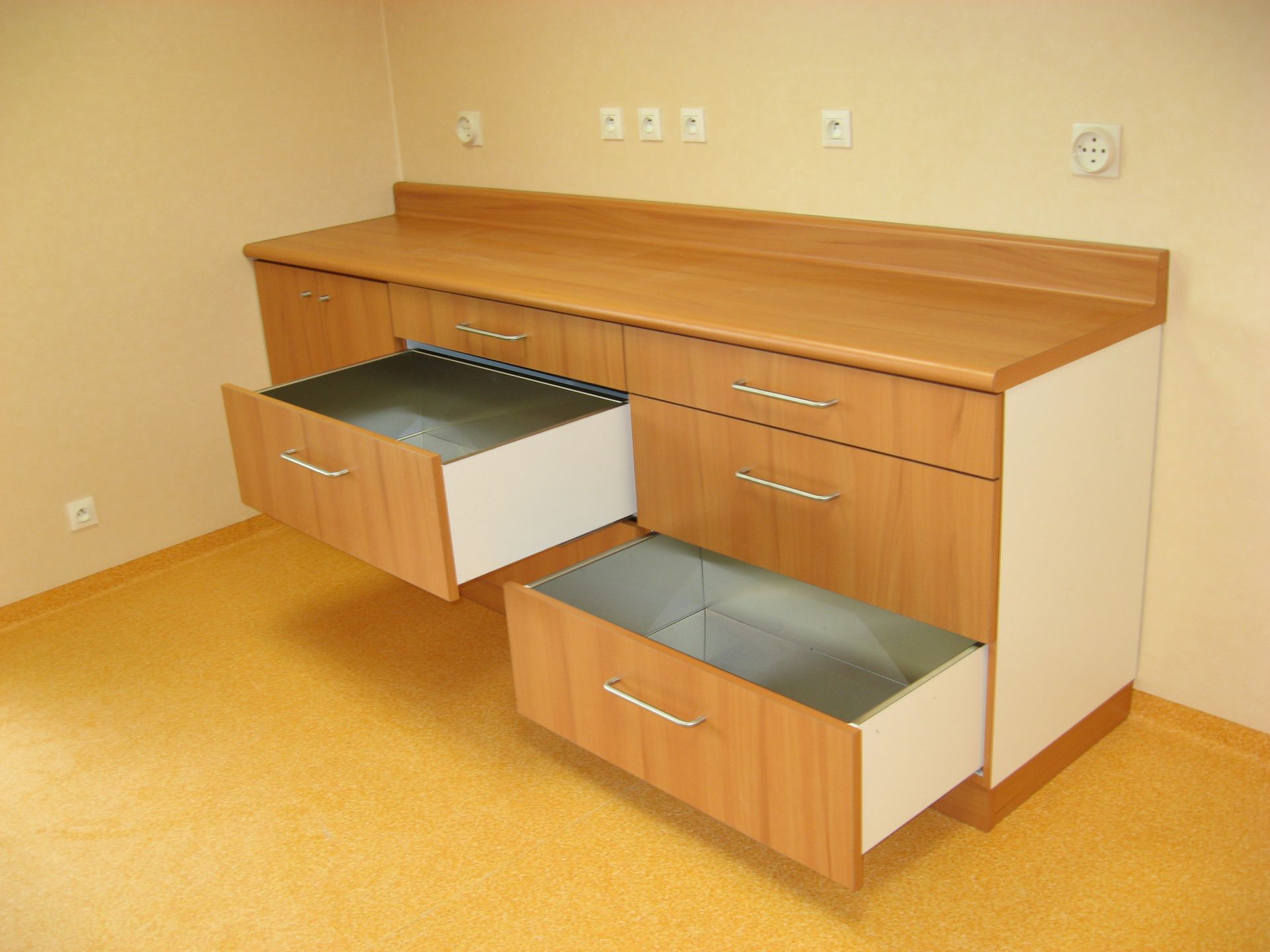 Deux tiroirs en bois ouverts