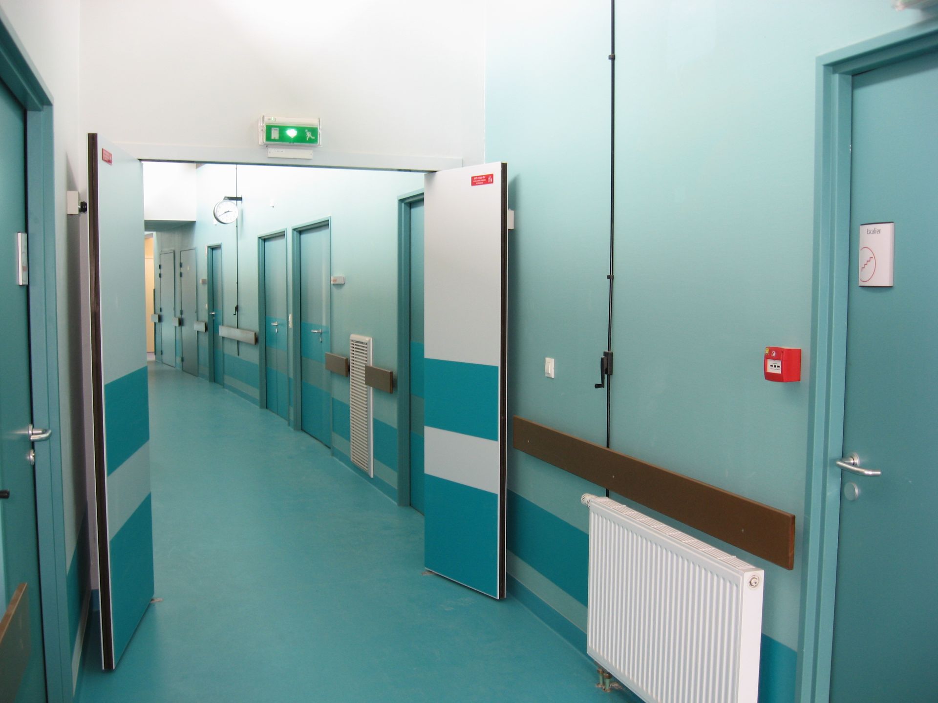 Mains courantes en bois avec des portes coupe-feu