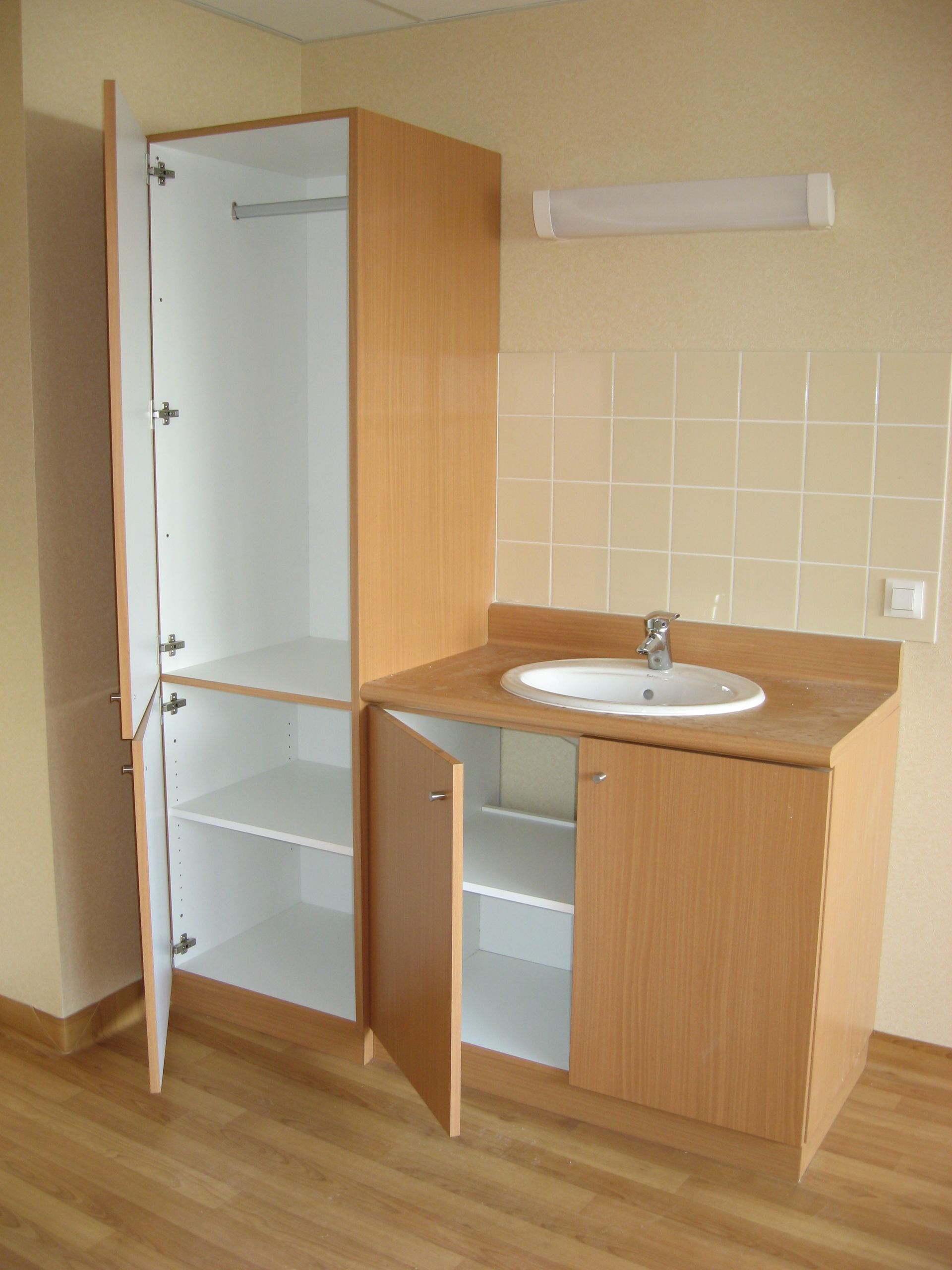 Placard en bois ouvert