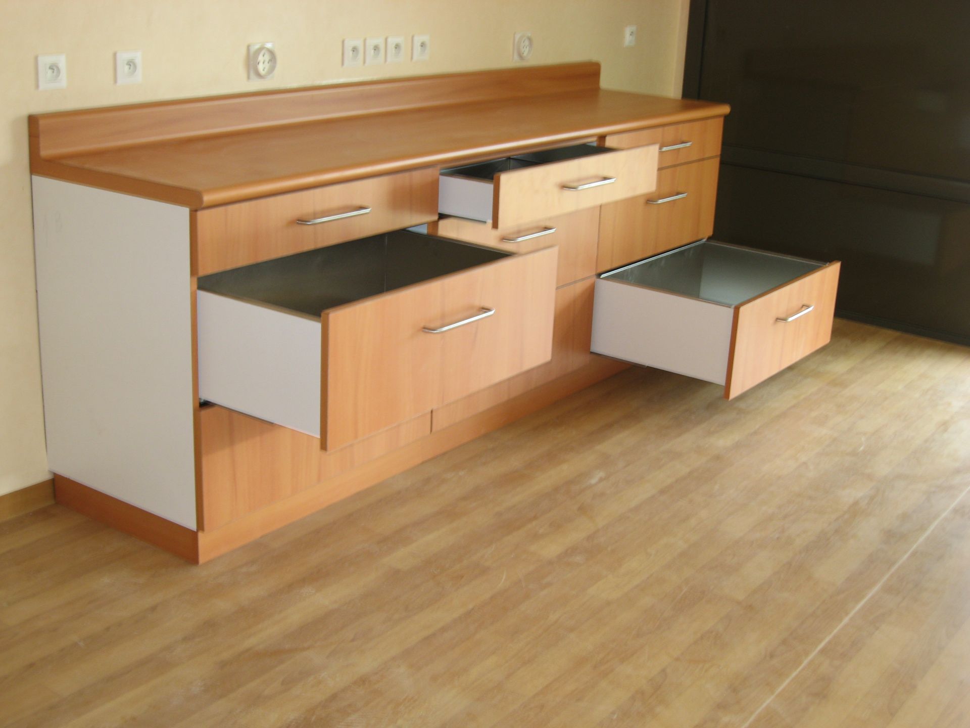 Tiroirs en bois ouverts