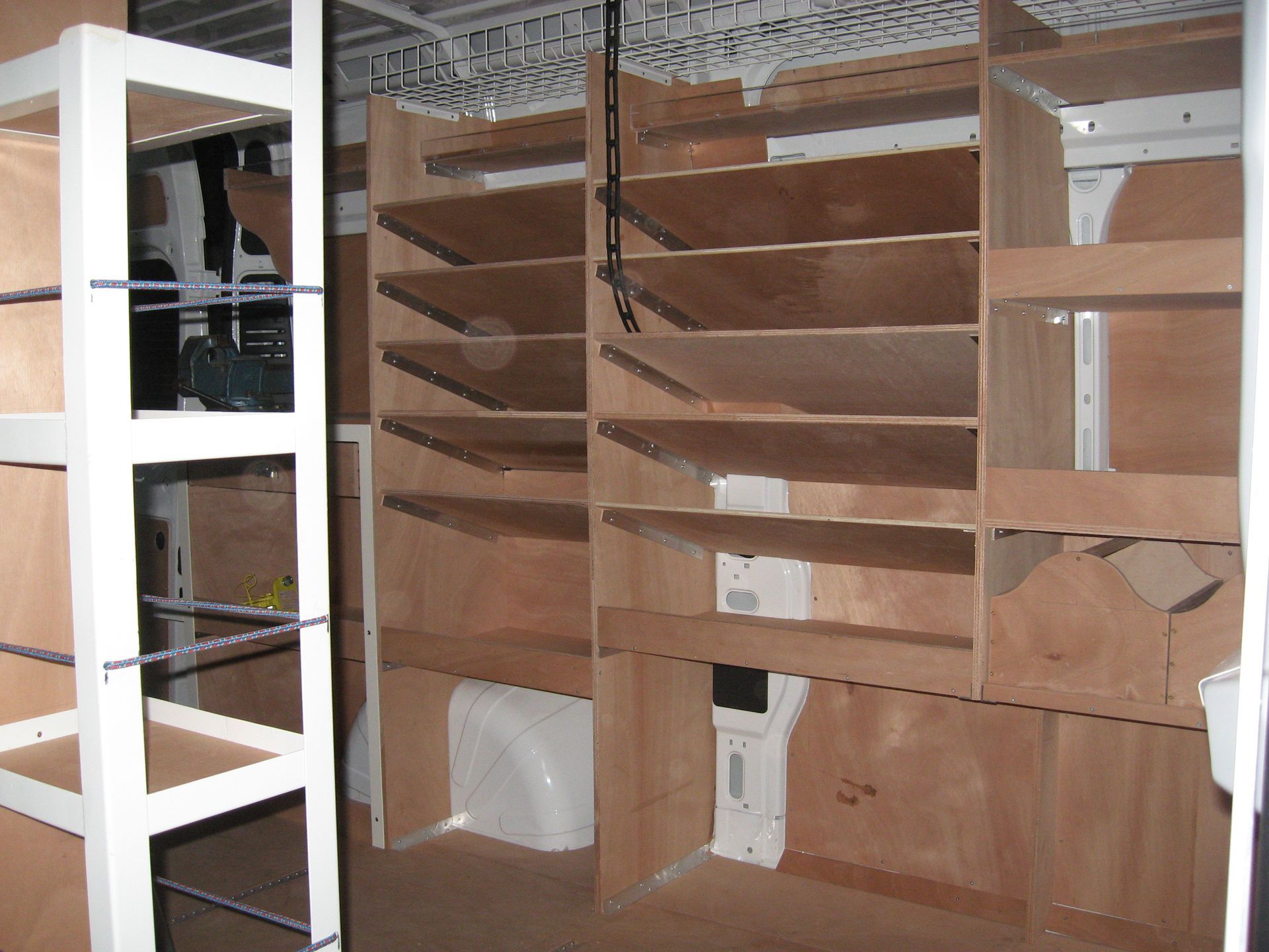 Étagères en bois aménagées dans un véhicule