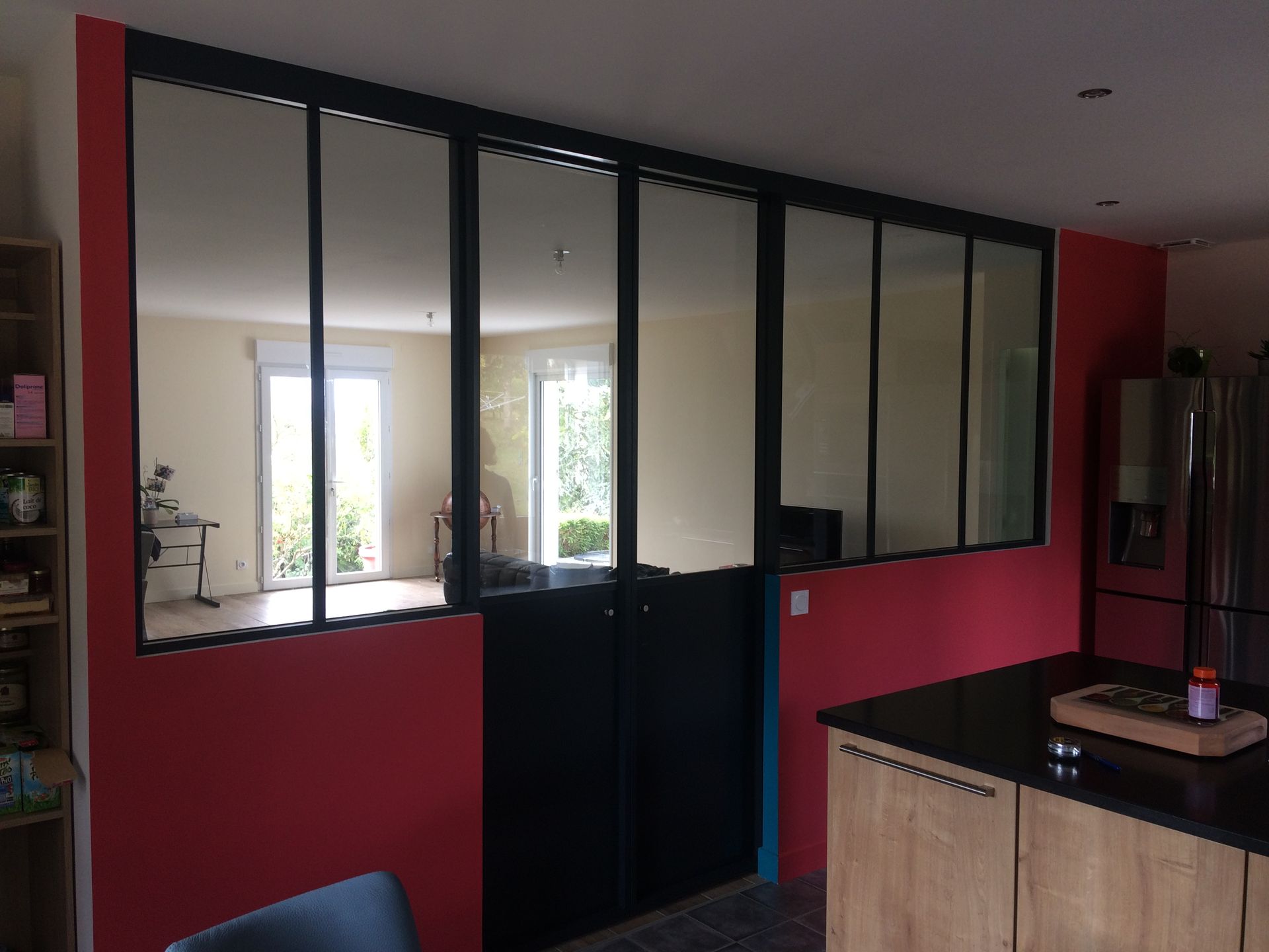 Verrière d'atelier noire et rouge