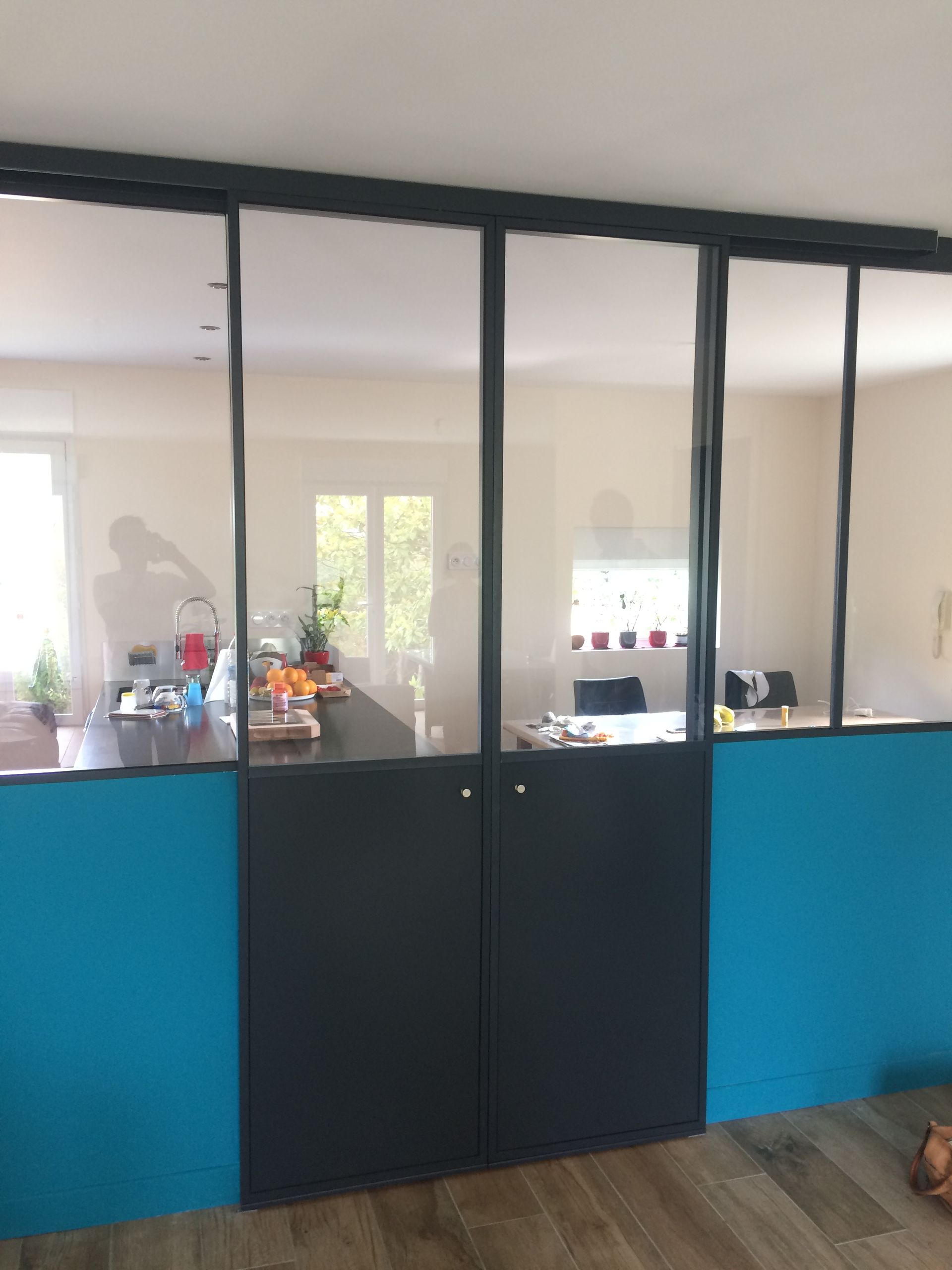 Verrière d'atelier noire et bleue