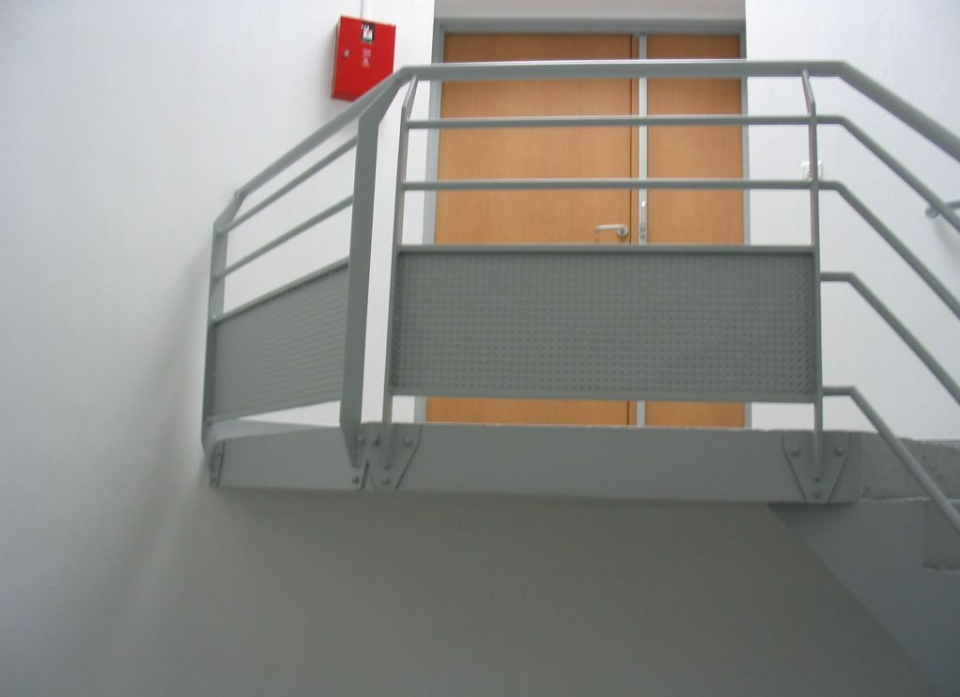 Garde-corps gris métallique 