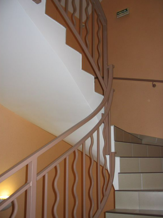 Garde-corps marron dans des escaliers tournants