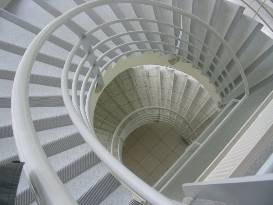 Escaliers tournants avec garde-corps en métal vue de haut