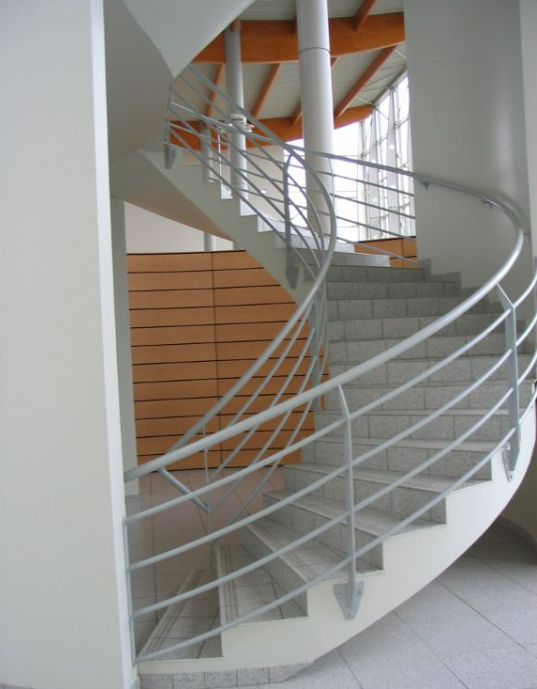 Escaliers tournants avec garde-corps en métal